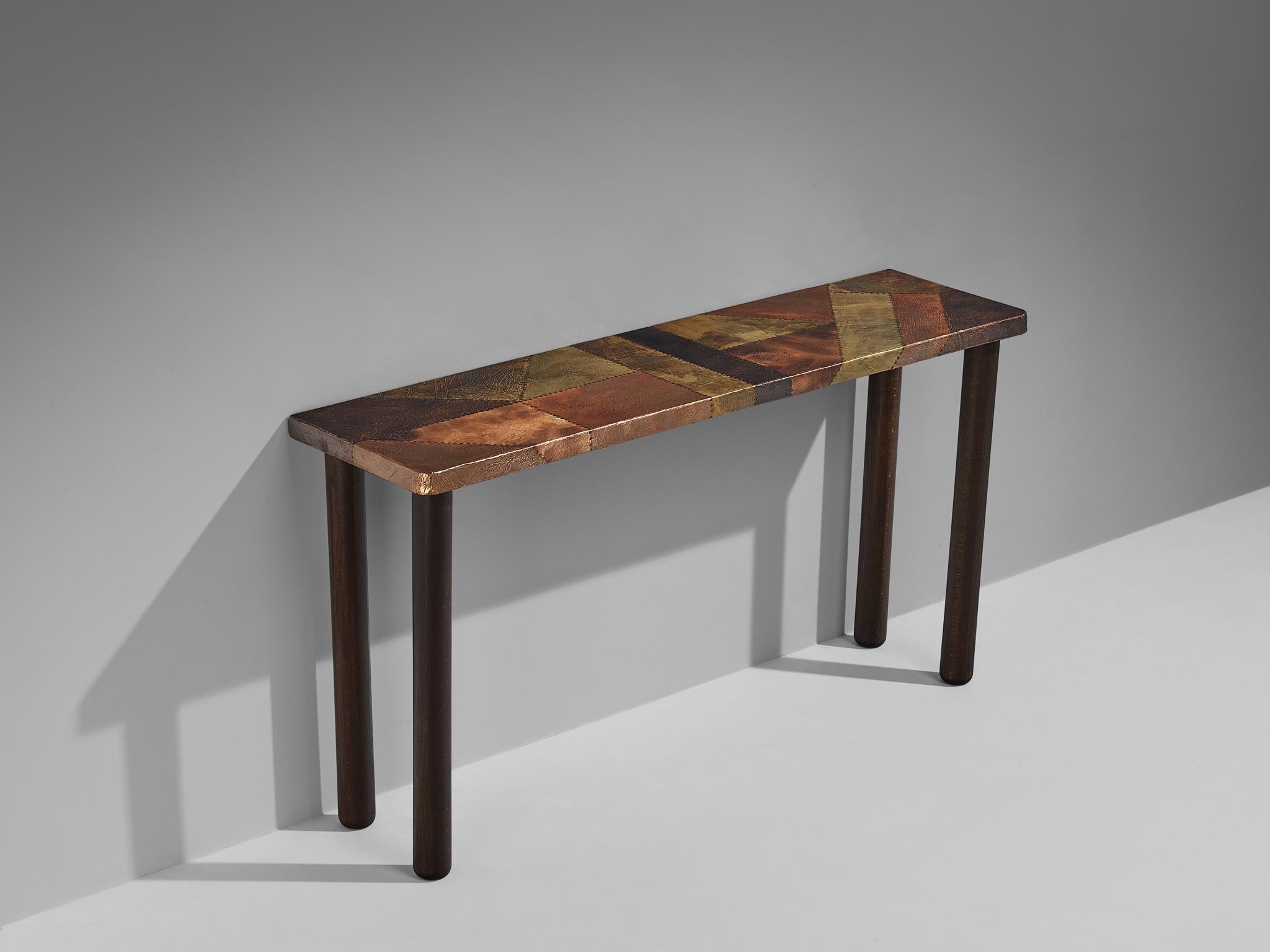 Lorenzo Burchiellaro, table console, cuivre, bois teinté, Italie, années 1960

Cette magnifique table console est créée par le designer et sculpteur italien Lorenzo Burchiellaro (1933-2017) dans les années 1960. Le cuivre est en très bel état,