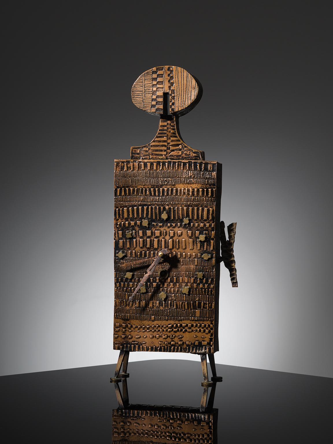 Lorenzo Burchiellaro, table clock, copper, brass, Italy, circa 1965

This figurative table clock is designed by Lorenzo Burchiellaro. It is executed with a copper body and has brass details such as the legs and dial. This specific piece is an
