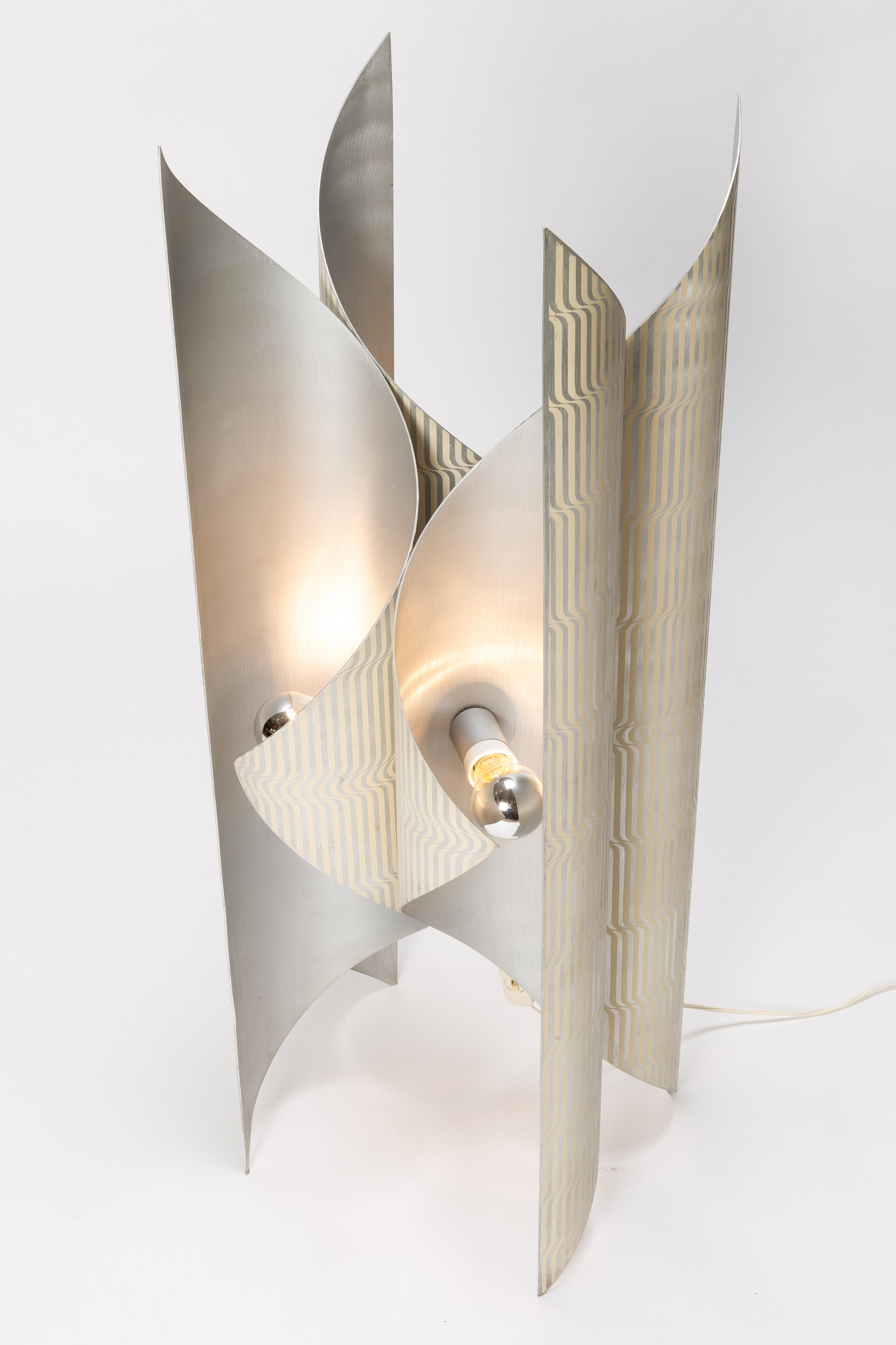 Lorenzo Burchiellaro floor lamp manufactured by the Atelier Lorenzo Burchiellaro in the 1970s in Italy. Floor lamp made of four curved aluminum triangels. Lacquered pattern on the outside and four indirect light bulbs on the inside.