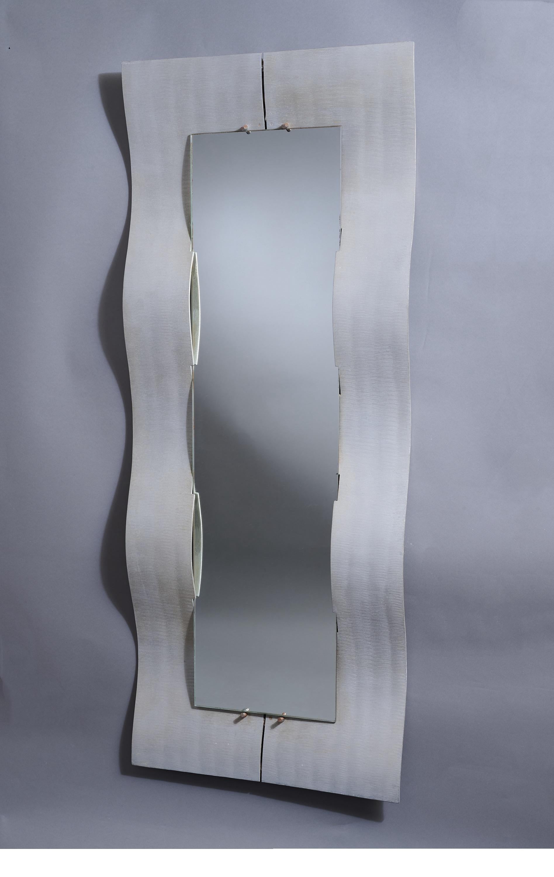 Lorenzo Burchiellaro (n. 1933)

Atractivo espejo de pared modernista de cuerpo entero, obra del escultor italiano Lorenzo Burchiellaro, en aluminio grabado y conformado. Un largo marco rectangular tridimensional compuesto por dos cintas dinámicas,