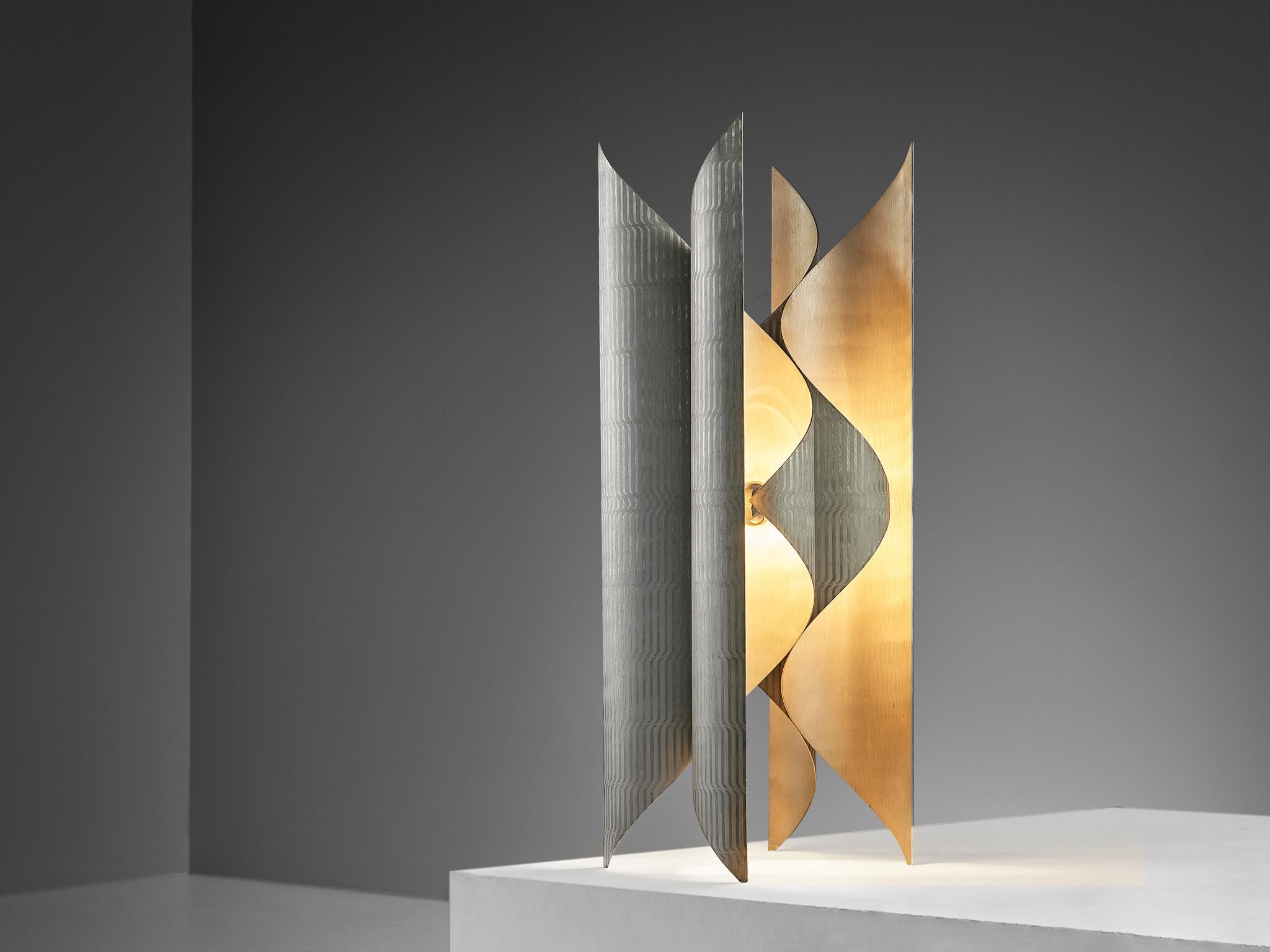 Lorenzo Burchiellaro, table or floor lamp, aluminium, Italy, 1970s

Sculptural and large lamp by Lorenzo Burchiellaro. Four triangular, bent aluminum sheets form a dynamic body to this lamp design. Each sheet is hiding one lightbulb, creating a soft