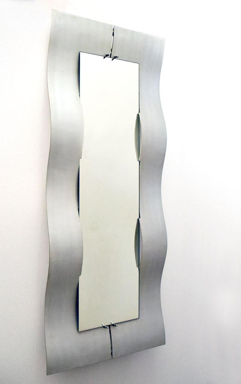 Miroir Onda Lorenzo Burchiellaro des années 70.
En aluminium travaillé et rectifié à la main, forme ondulée particulière, miroir en cristal inséré dans la structure.
Signature gravée en haut.
En parfait état.
