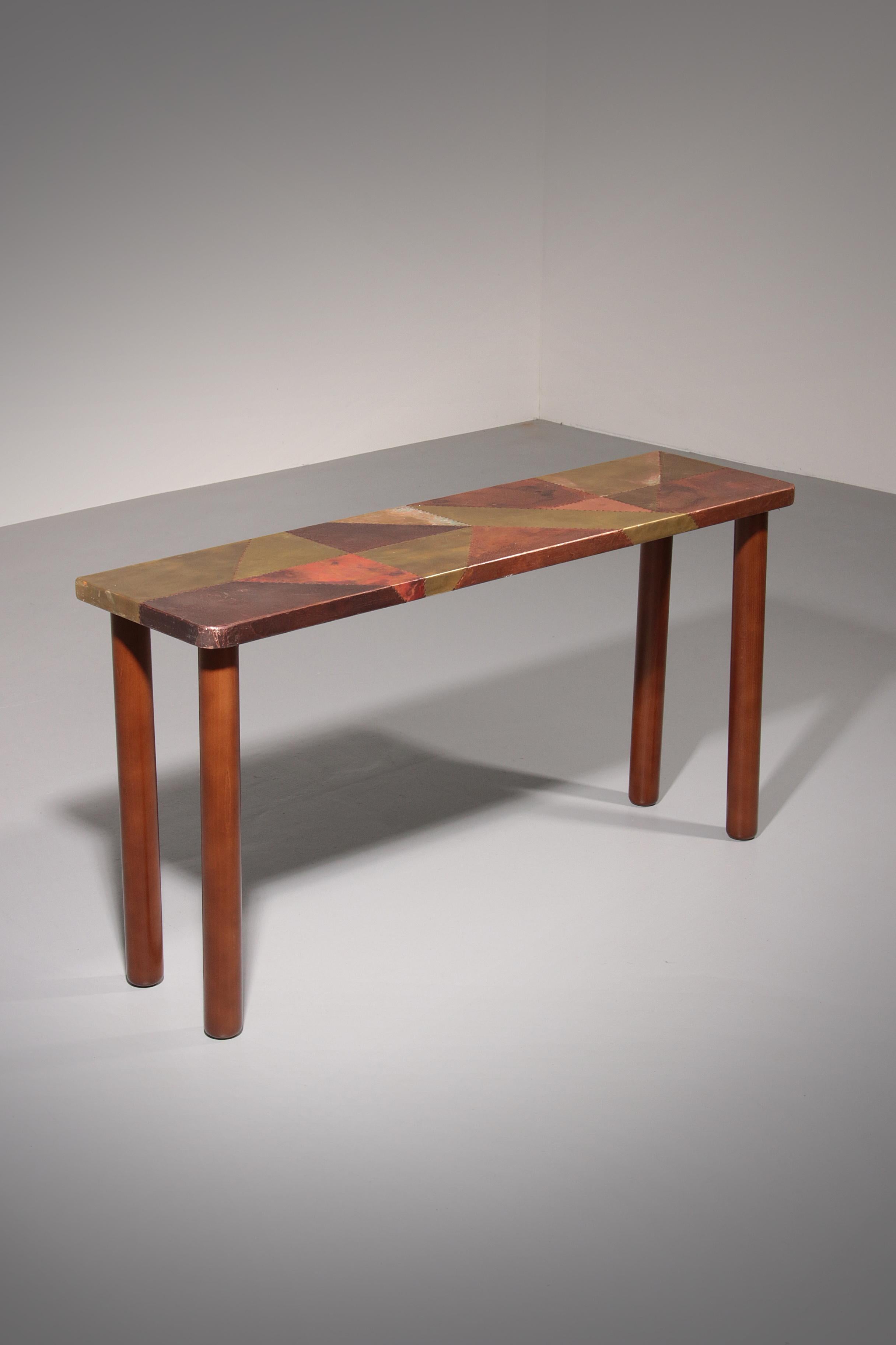 

Cette table attire tous les regards. Le cuivre est dans un magnifique état patiné, et l'oxydation vibrante mais naturelle ainsi que la couleur bronze sont vraiment à couper le souffle. Lorenzo Burchiellaro (né en 1933) est un designer et sculpteur