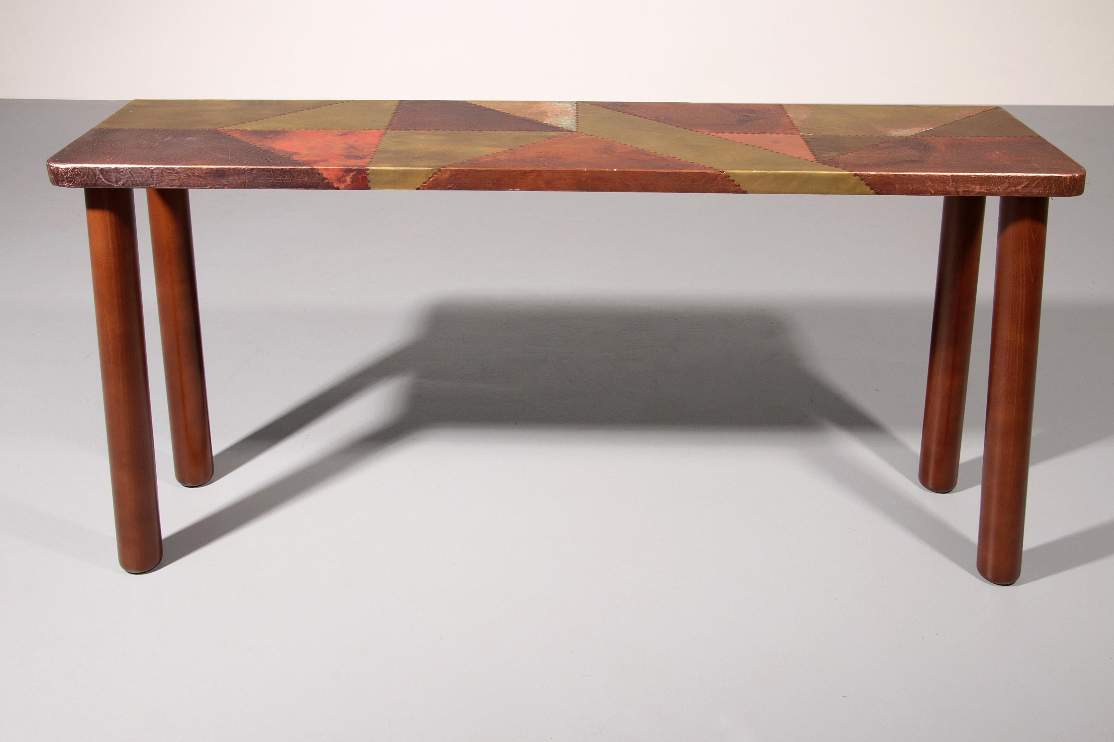 Mid-Century Modern Lorenzo Burchiellaro, table d'appoint, cuivre et bois de hêtre teinté, Italie, années 1960. en vente