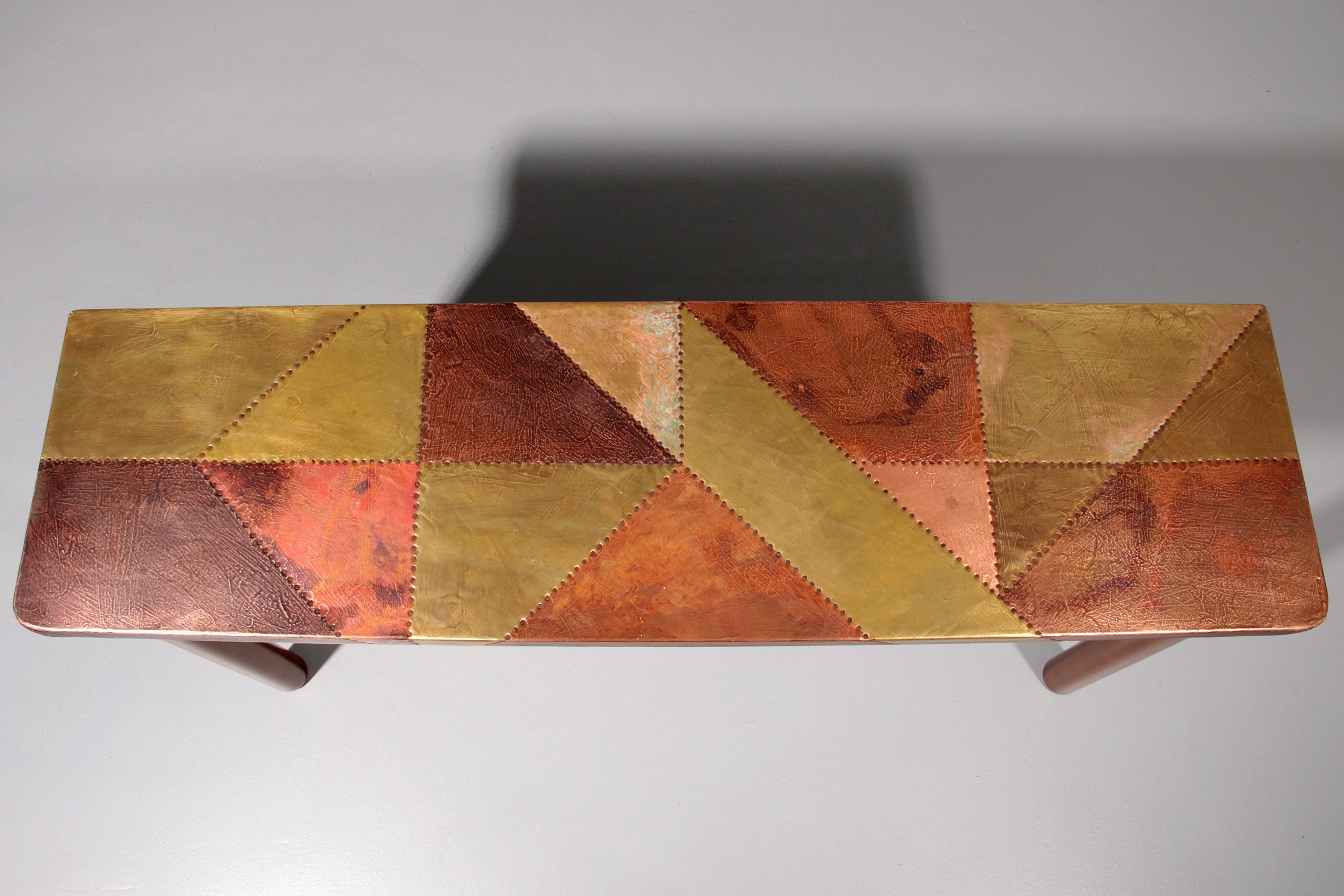italien Lorenzo Burchiellaro, table d'appoint, cuivre et bois de hêtre teinté, Italie, années 1960. en vente