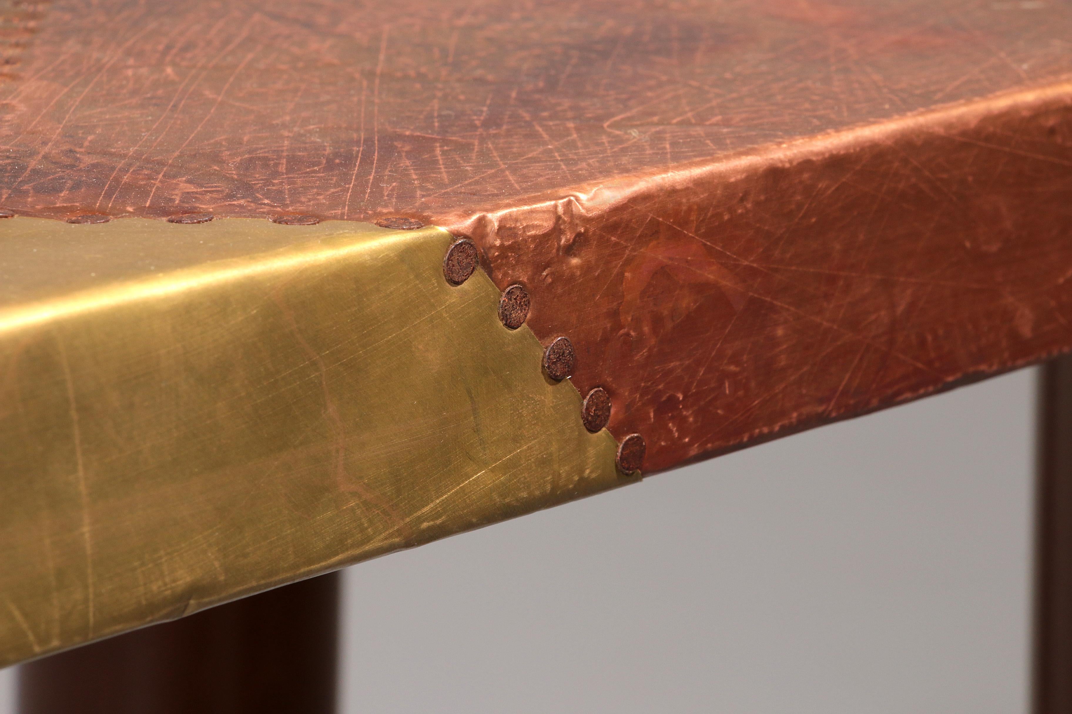 Cuivre Lorenzo Burchiellaro, table d'appoint, cuivre et bois de hêtre teinté, Italie, années 1960. en vente