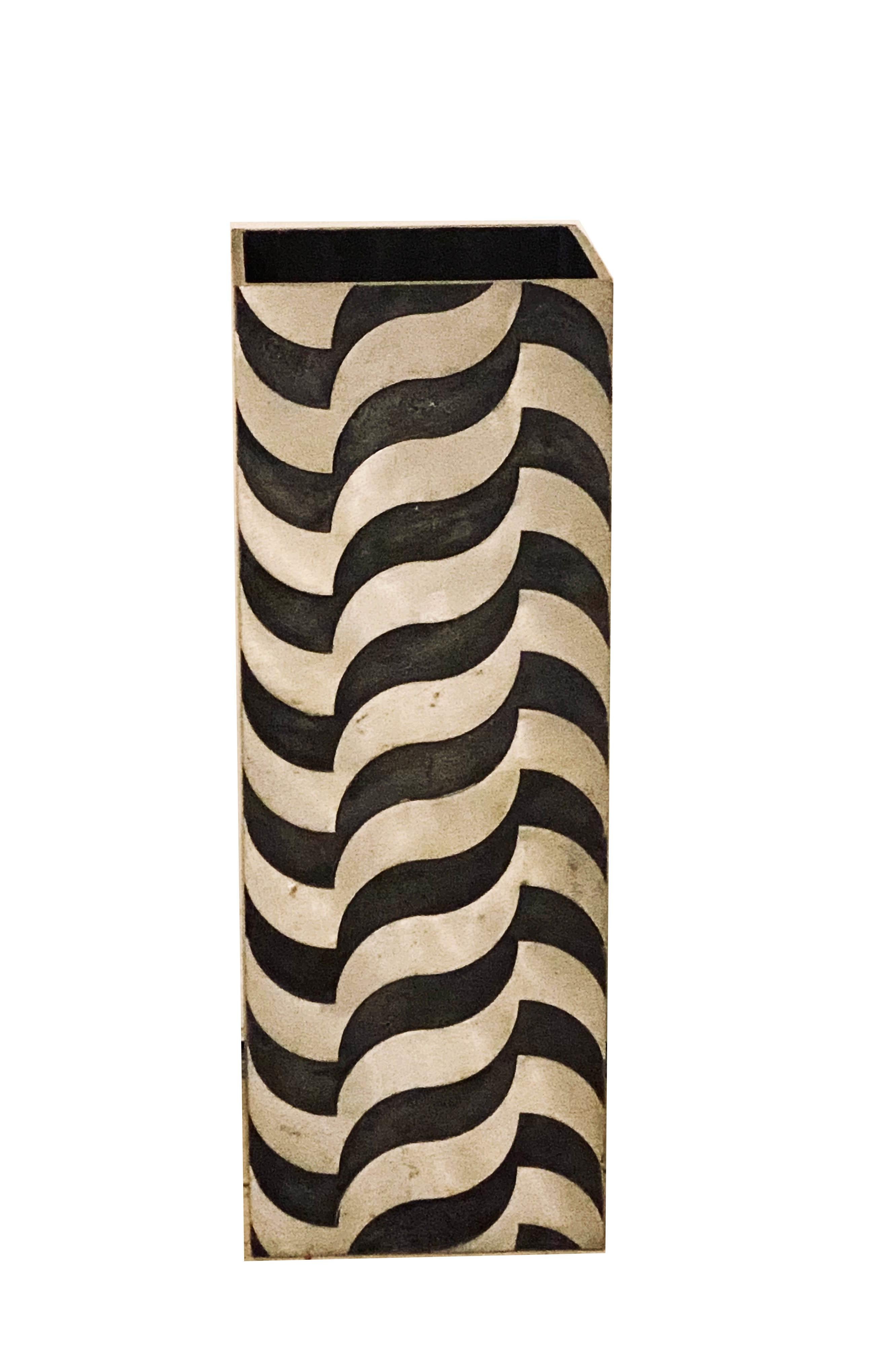 Umbrella stand in aluminum. Prod. Burchiellaro, Italy, 1970. A tall modernist sculptural vase by the artist Lorenzo Burchiellaro. Structured die-cast aluminum with wave pattern detail.