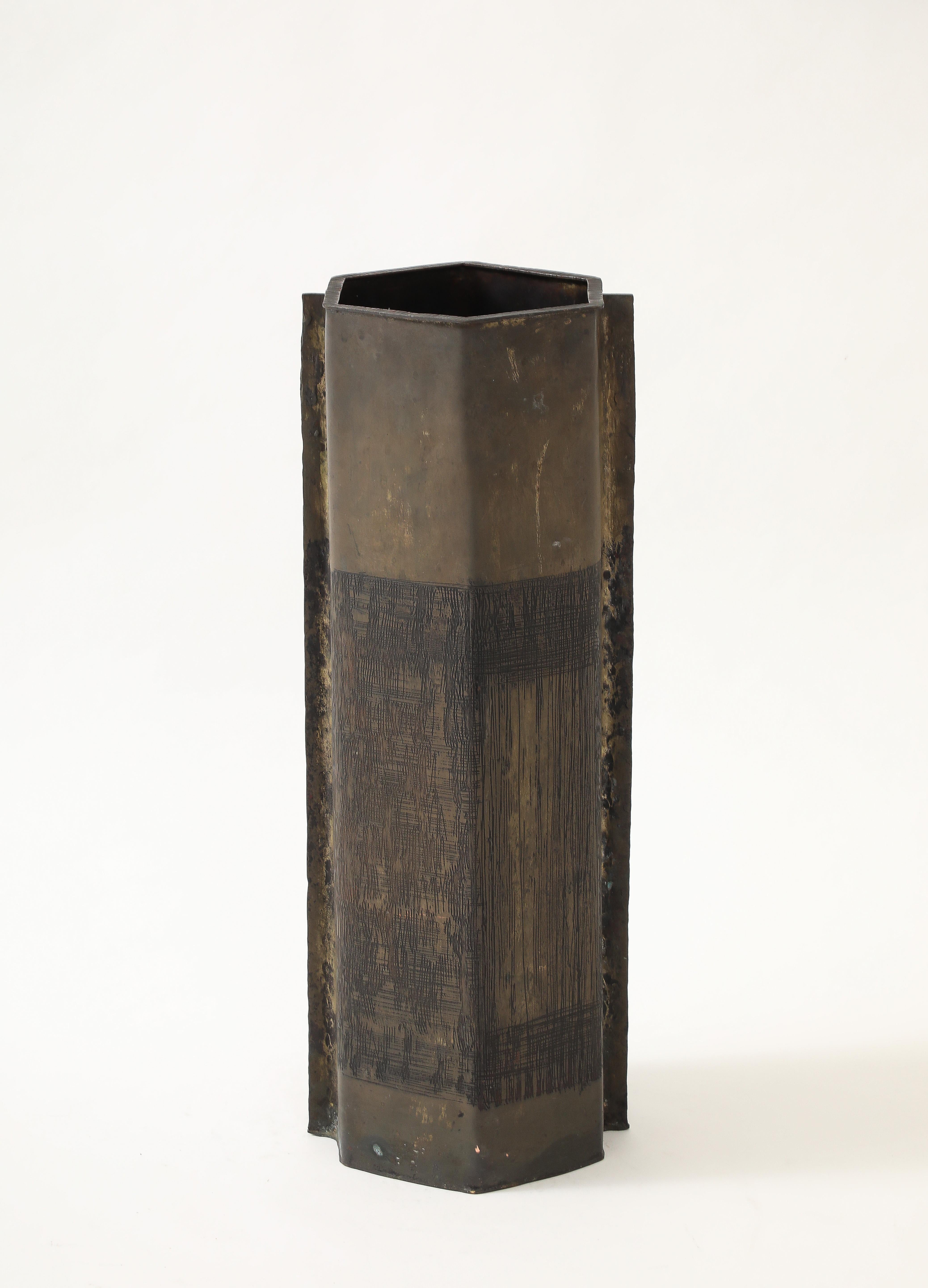 Lorenzo Burchiellaro, Italia, c. 1960
Portaombrelli esagonale in metallo strutturato con motivi in fusione di bronzo
Alluminio, Metalli

H: 21,5 Diam., 8,25 
