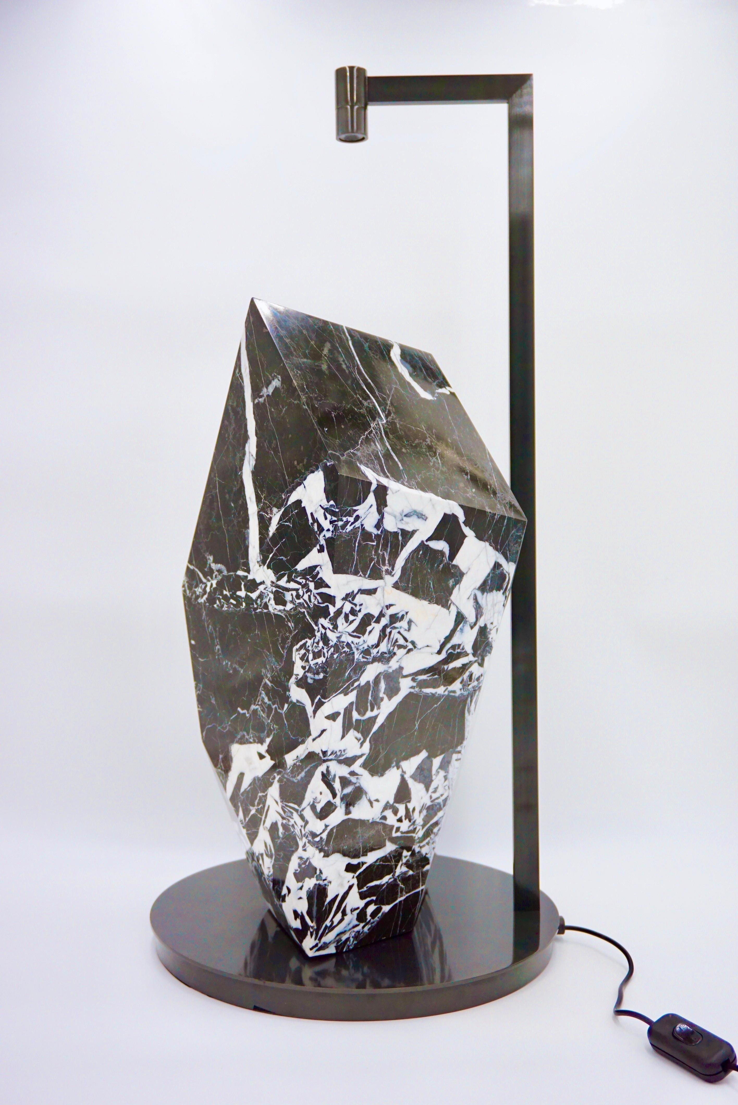 Marbre et bronze sculpturaux « Black Polyhedrum » de Lorenzo Ciompi  Lampe de table, 2023 en vente 2