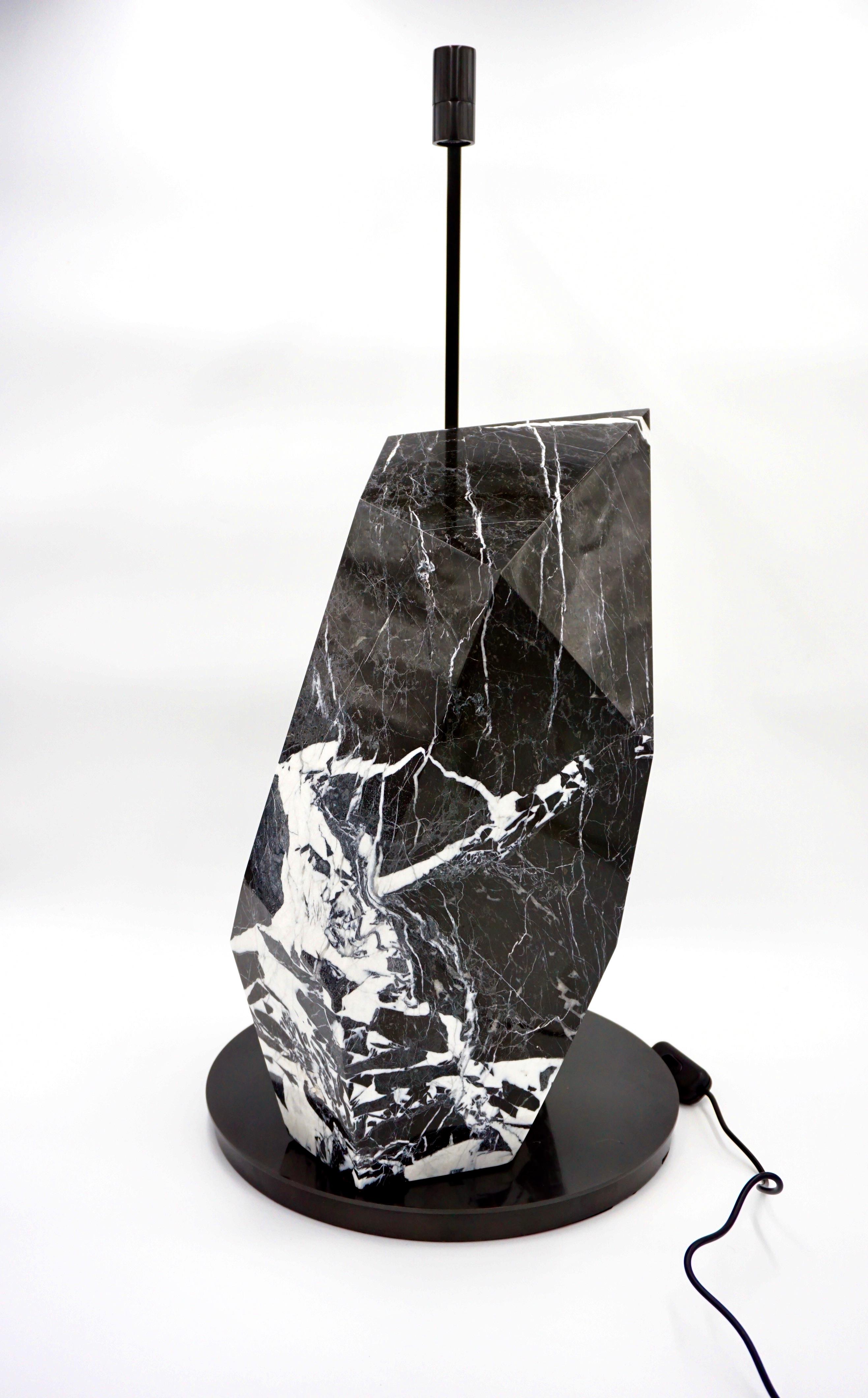 BLACK POLYHEDRUM sculptural marble table lamp designed by Lorenzo Ciompi, 2023
grand antique black marble sculpted and hand polished to a glossy patina
on a original brass satined big table lamp; led 2W war light 
sculpture measurements: height: