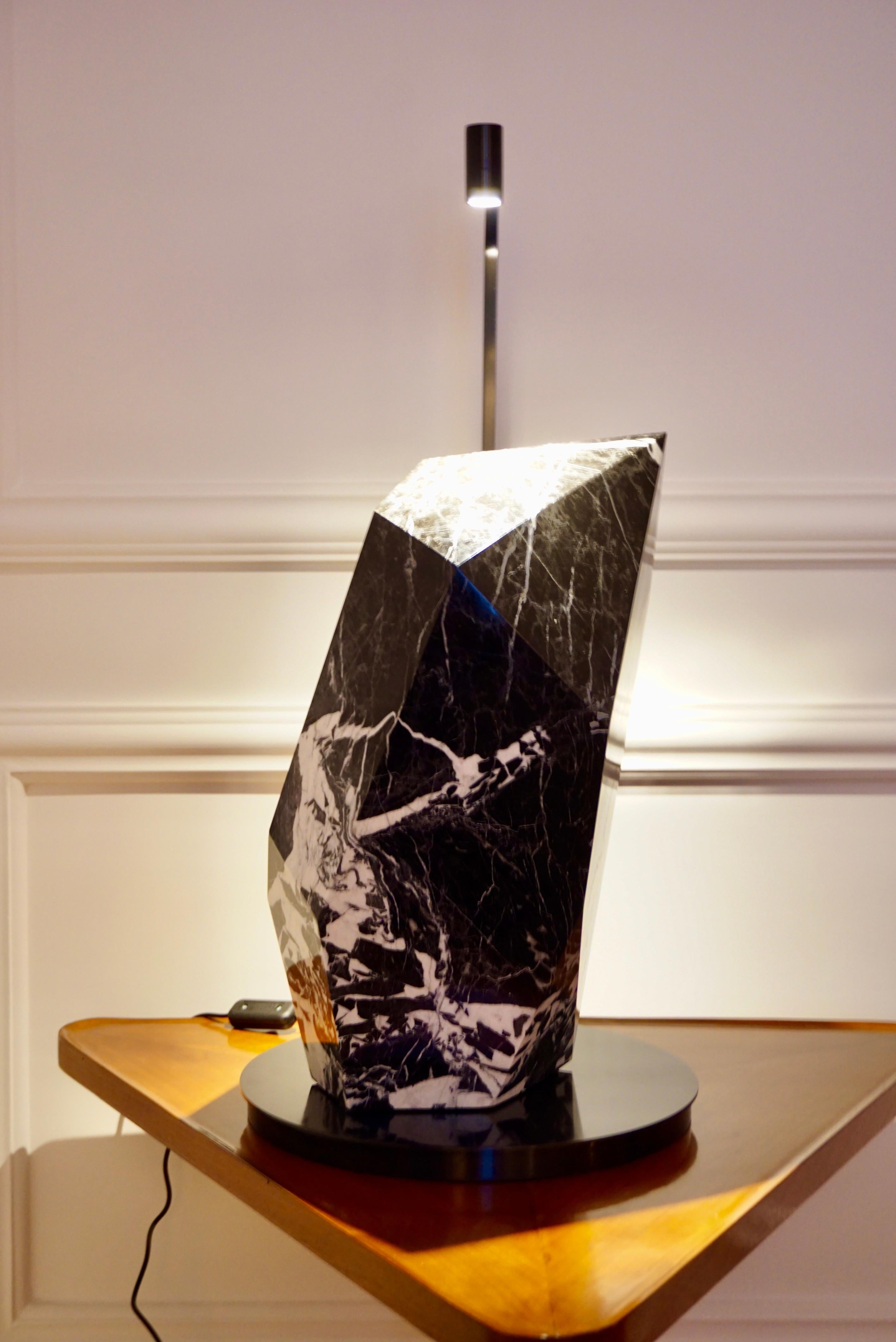 Marbre et bronze sculpturaux « Black Polyhedrum » de Lorenzo Ciompi  Lampe de table, 2023 en vente 12