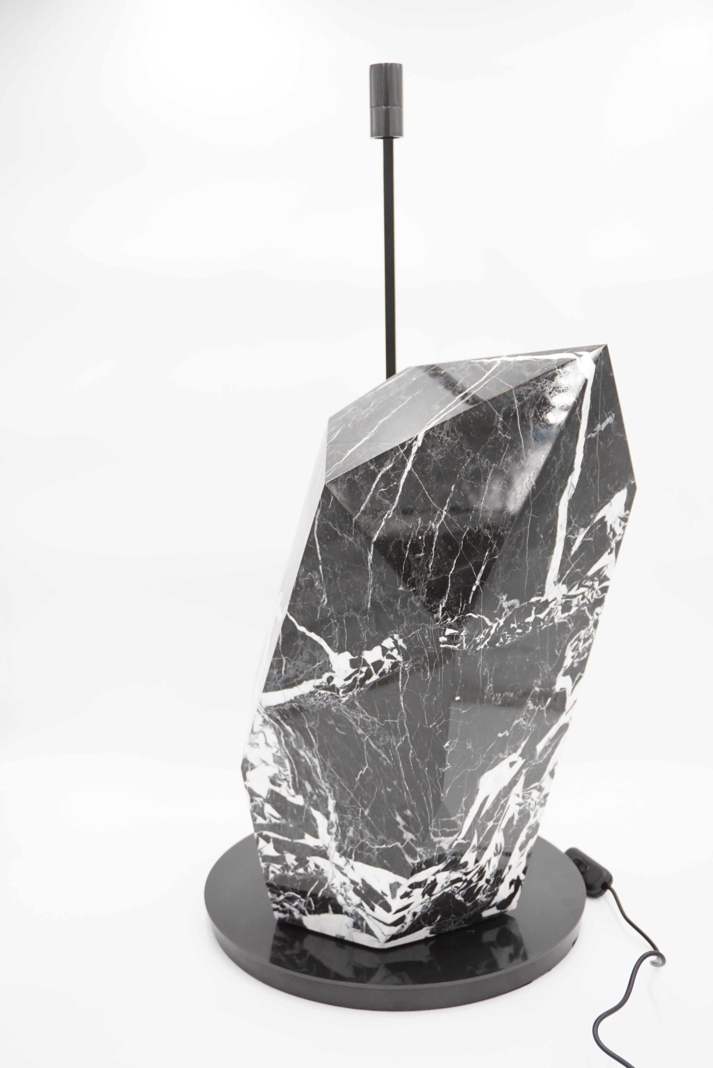 Moderne Marbre et bronze sculpturaux « Black Polyhedrum » de Lorenzo Ciompi  Lampe de table, 2023 en vente