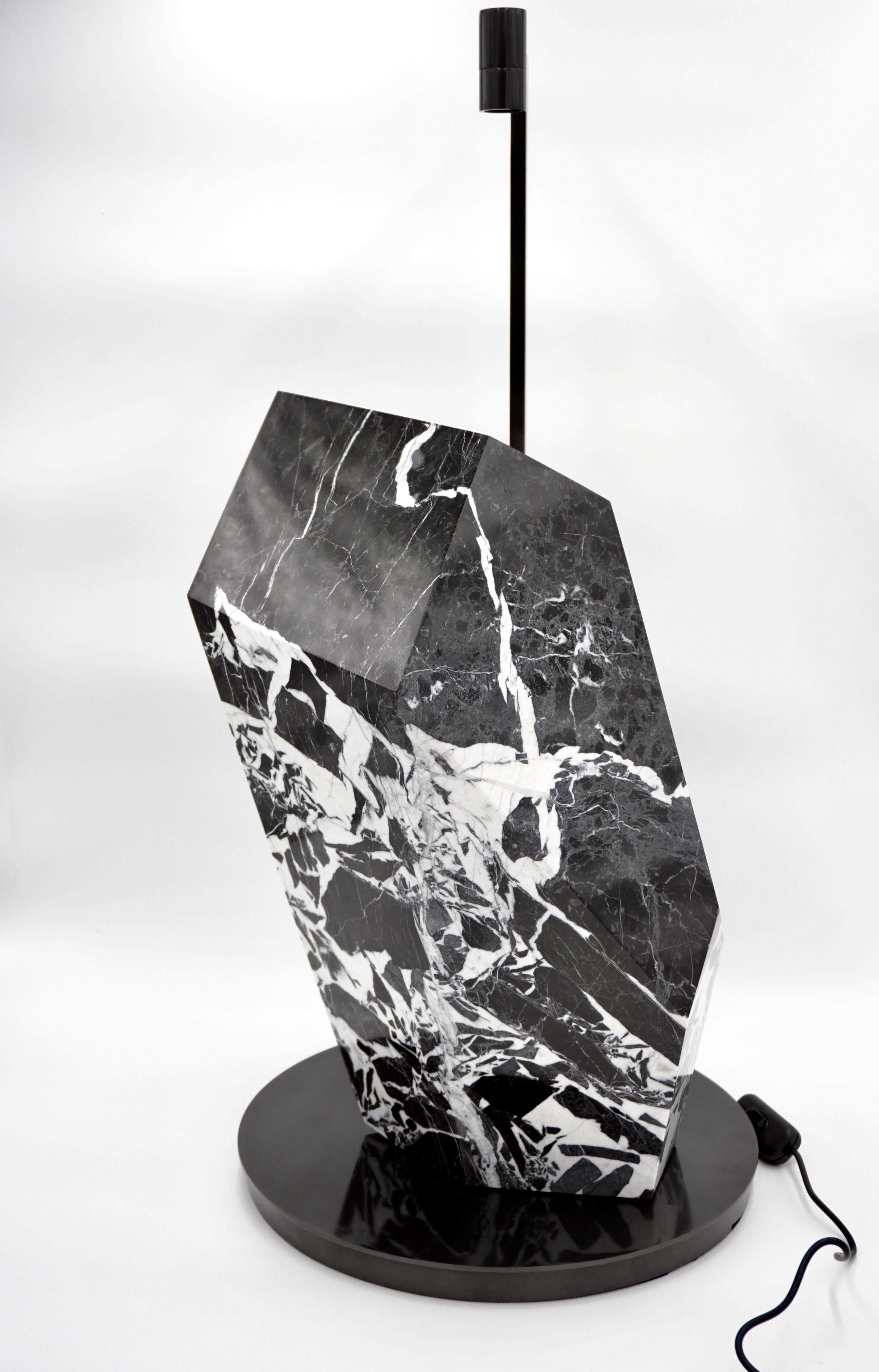 italien Marbre et bronze sculpturaux « Black Polyhedrum » de Lorenzo Ciompi  Lampe de table, 2023 en vente