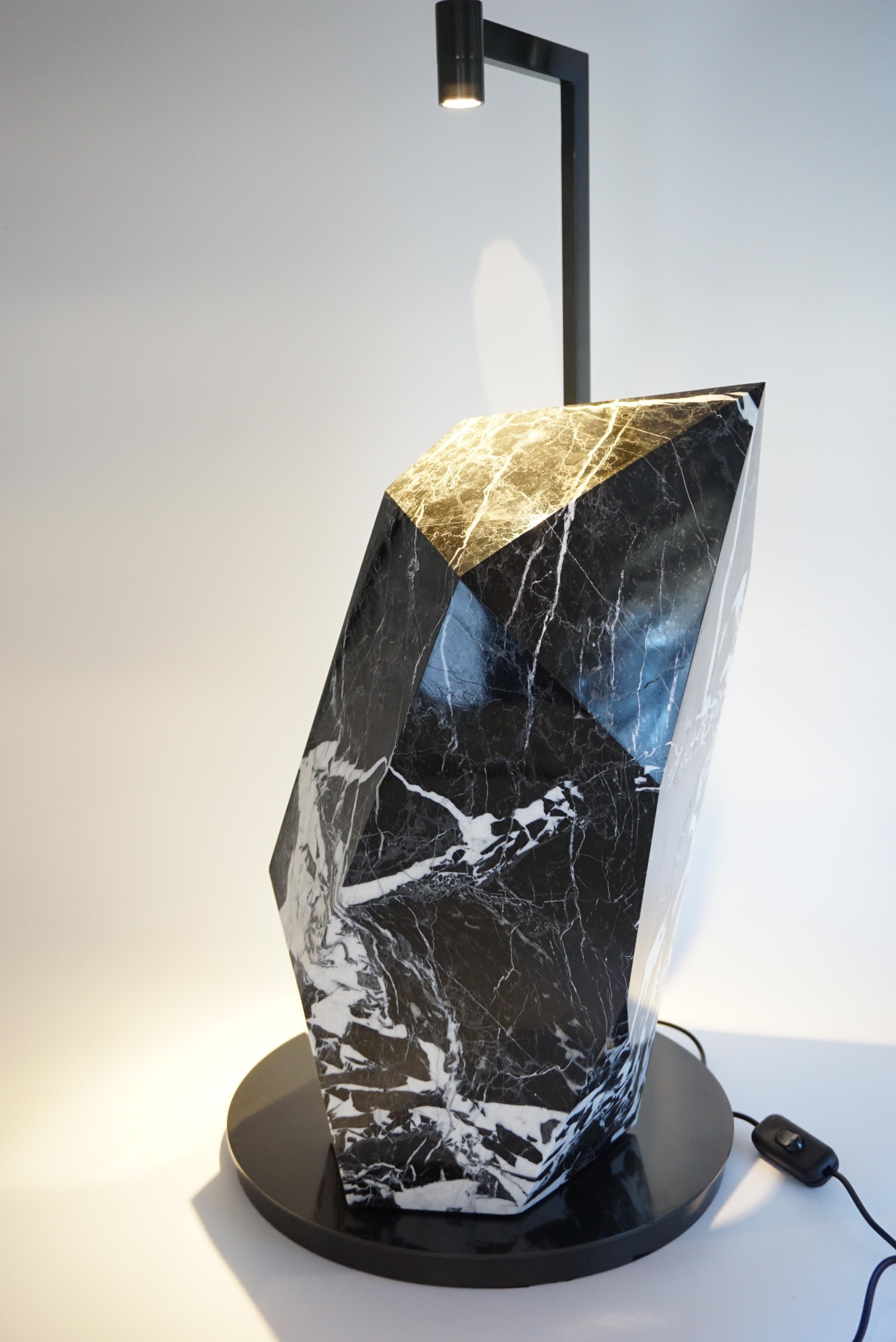 Marbre et bronze sculpturaux « Black Polyhedrum » de Lorenzo Ciompi  Lampe de table, 2023 Neuf - En vente à Rome, IT