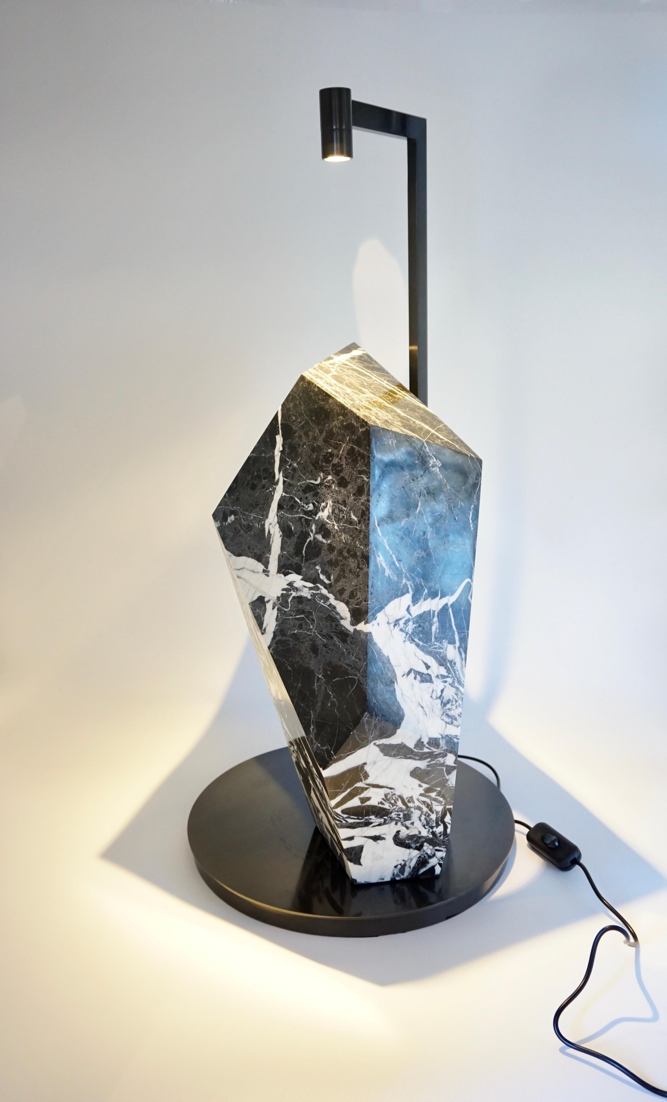 XXIe siècle et contemporain Marbre et bronze sculpturaux « Black Polyhedrum » de Lorenzo Ciompi  Lampe de table, 2023 en vente