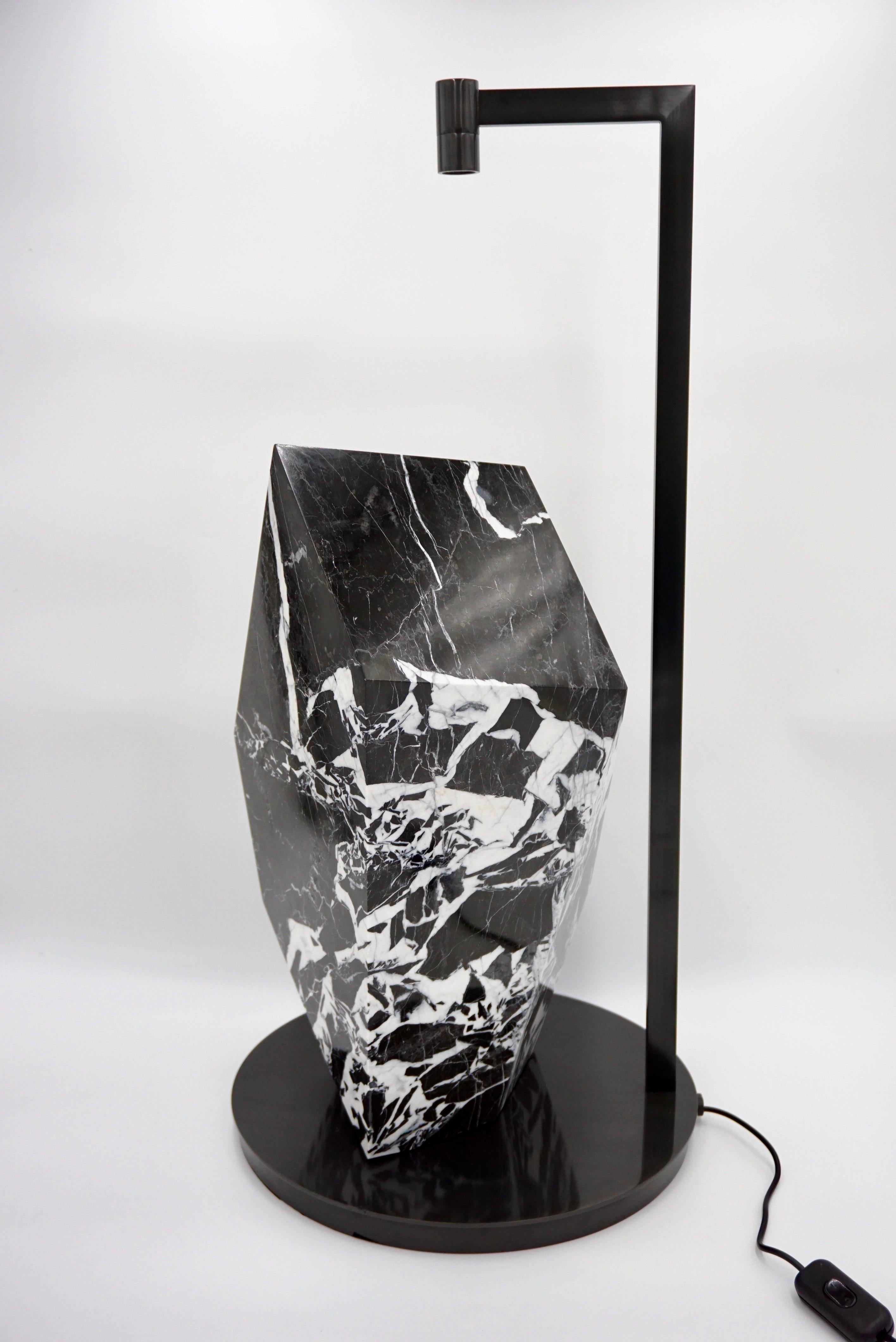 Bronze Marbre et bronze sculpturaux « Black Polyhedrum » de Lorenzo Ciompi  Lampe de table, 2023 en vente