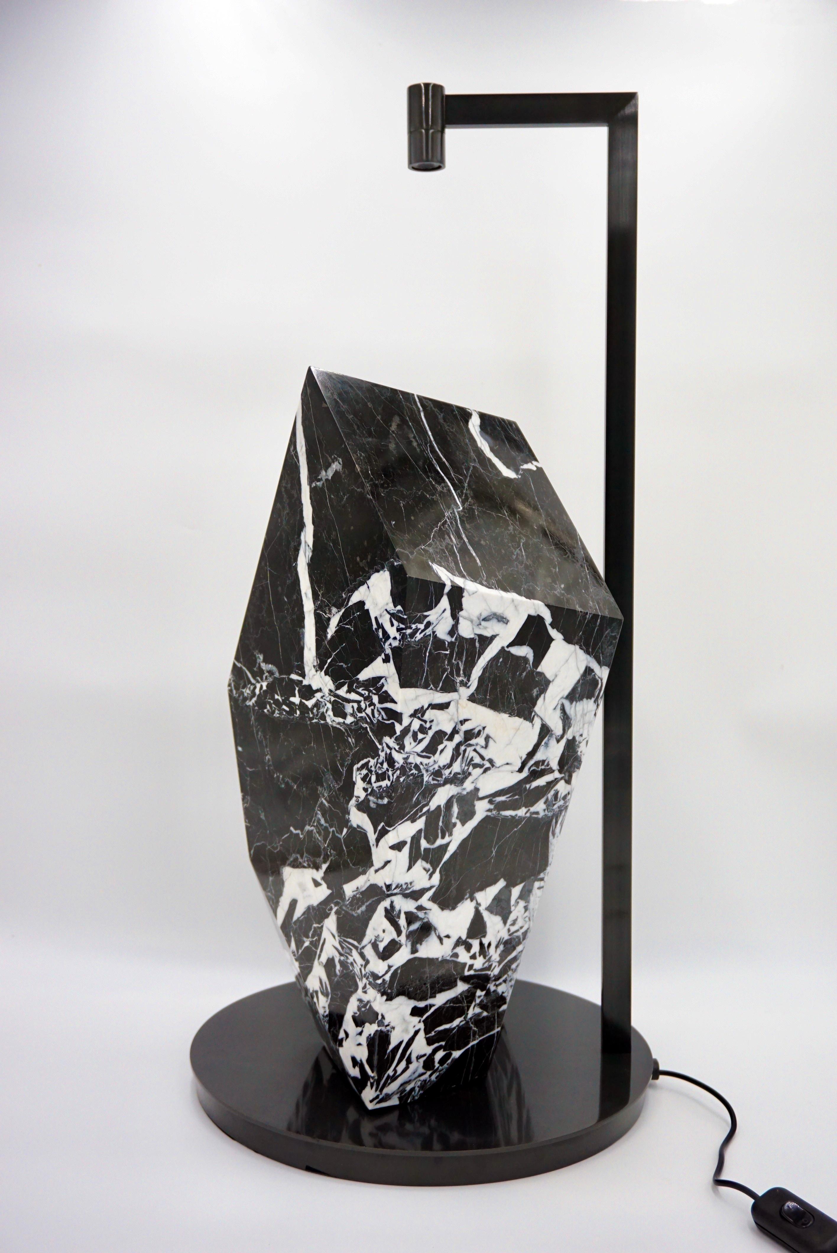 Marbre et bronze sculpturaux « Black Polyhedrum » de Lorenzo Ciompi  Lampe de table, 2023 en vente 1