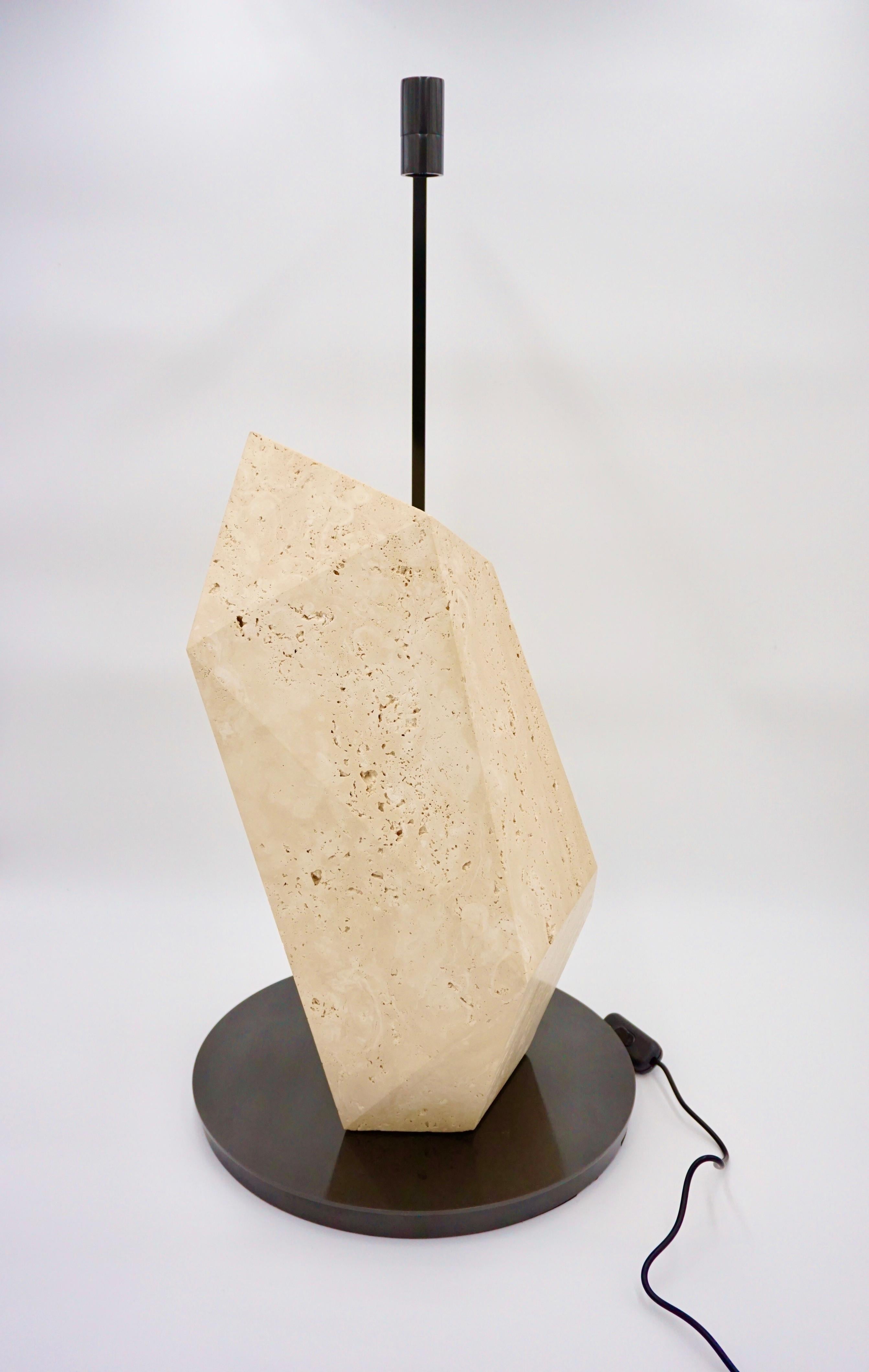 Lorenzo Ciompi, Skulpturale Tischlampe „Roman Polyhedrum“, Marmor und Bronze, Skulptur, 2023 (Moderne) im Angebot