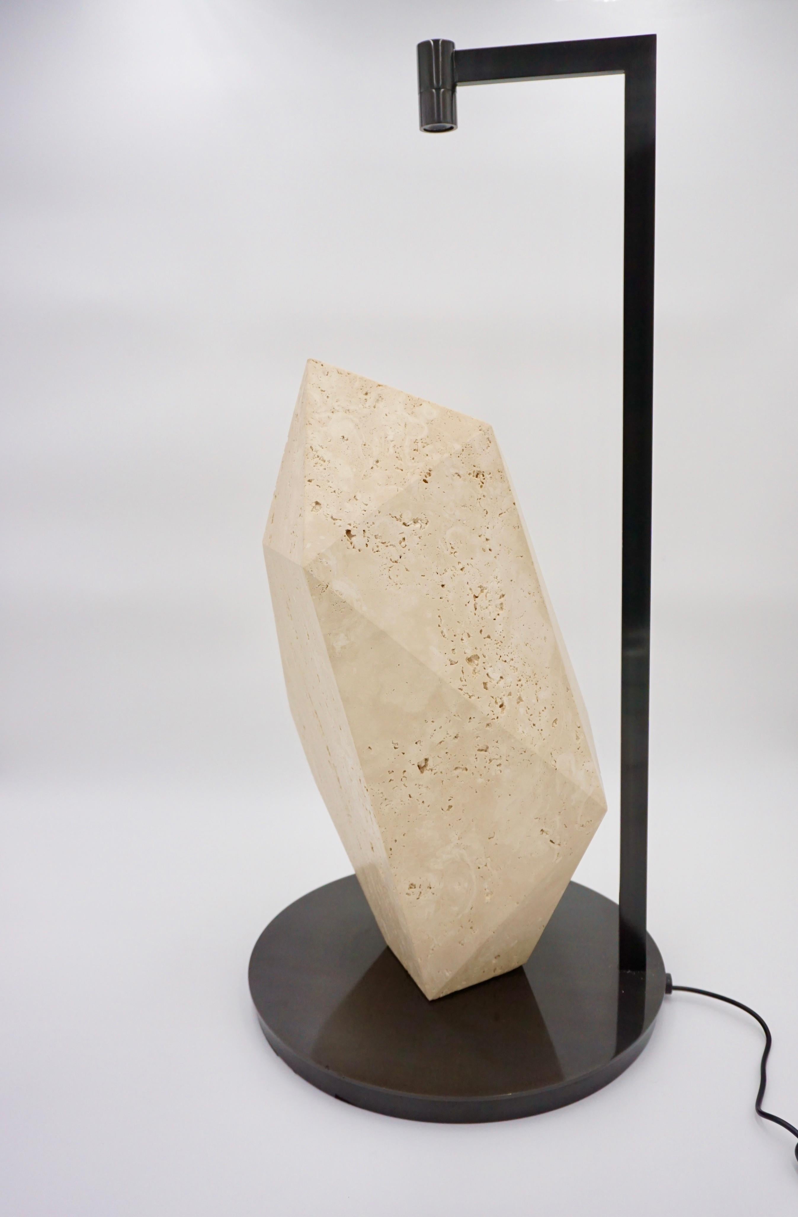 Lorenzo Ciompi, Skulpturale Tischlampe „Roman Polyhedrum“, Marmor und Bronze, Skulptur, 2023 im Angebot 1