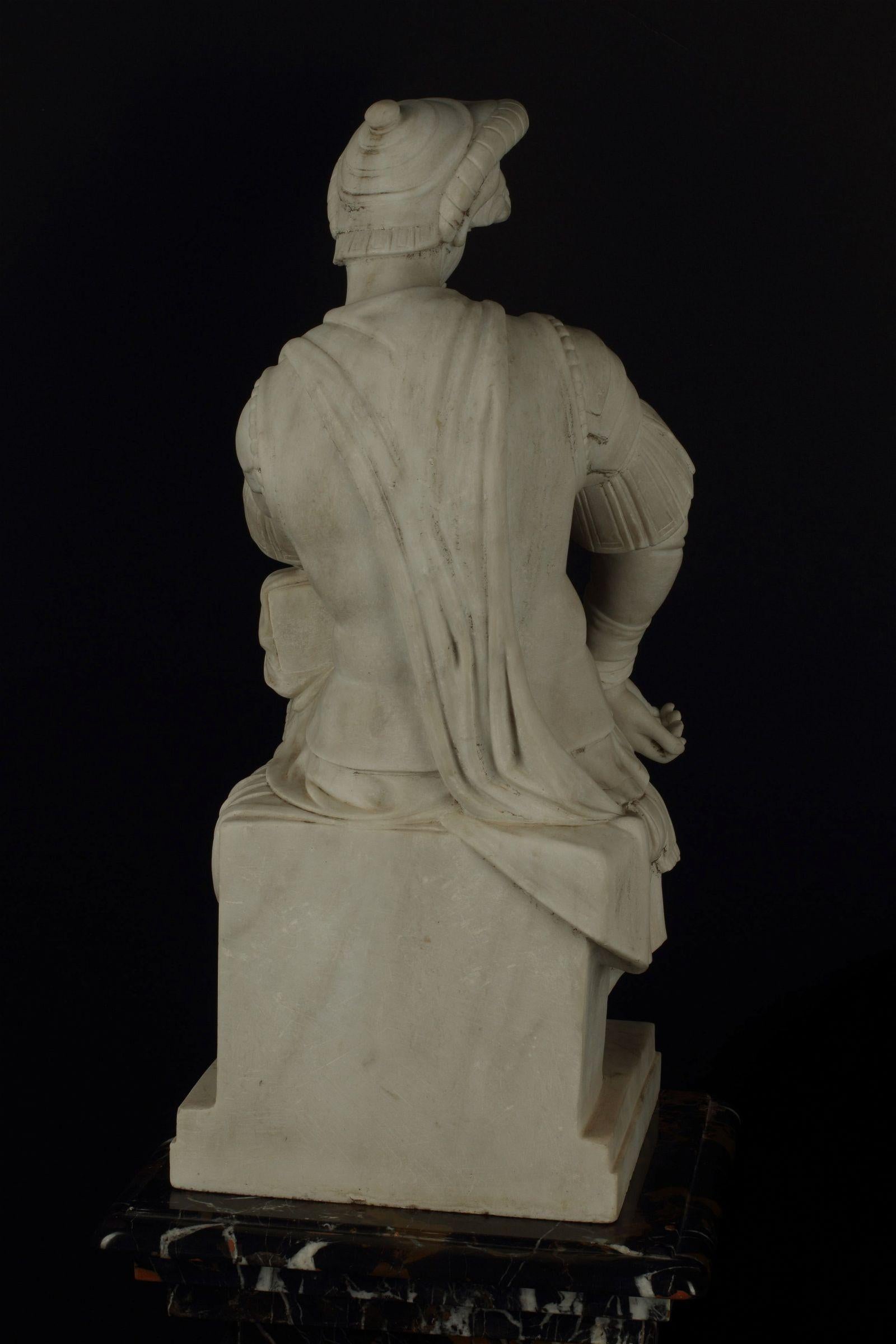 La nostra antica scultura del Grand Tour in marmo bianco (fine XIX secolo) raffigurante Lorenzo de Medici, Duca di Urbino (1492-1515).  Scultura di 22 x 9 x 10 pollici. 

La scultura, scolpita in marmo bianco di Carrara, sembra non essere firmata,