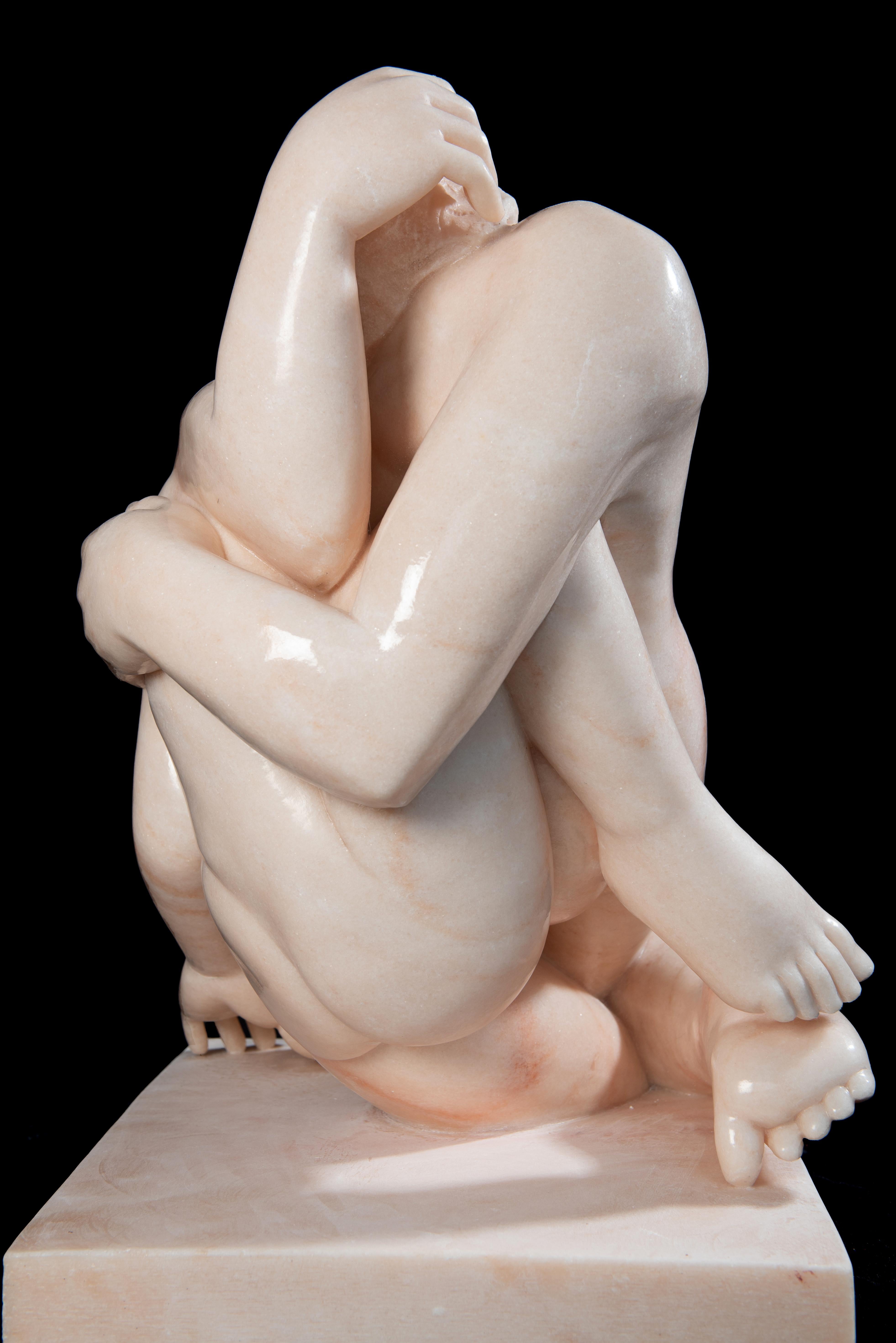 Bacio (Kiss) - hand carved Italian contemporary figurative rose marble sculpture For Sale 8