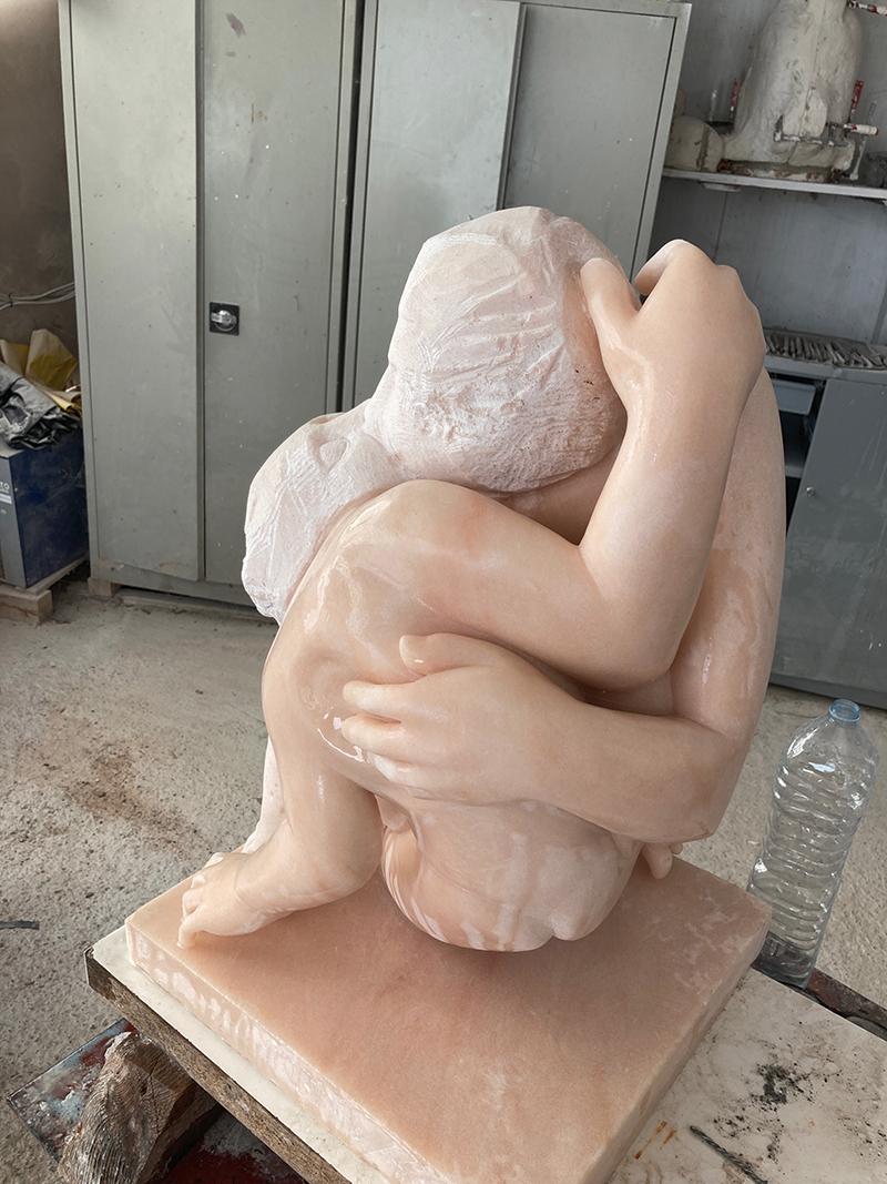 Bacio (Kiss) - hand carved Italian contemporary figurative rose marble sculpture For Sale 9