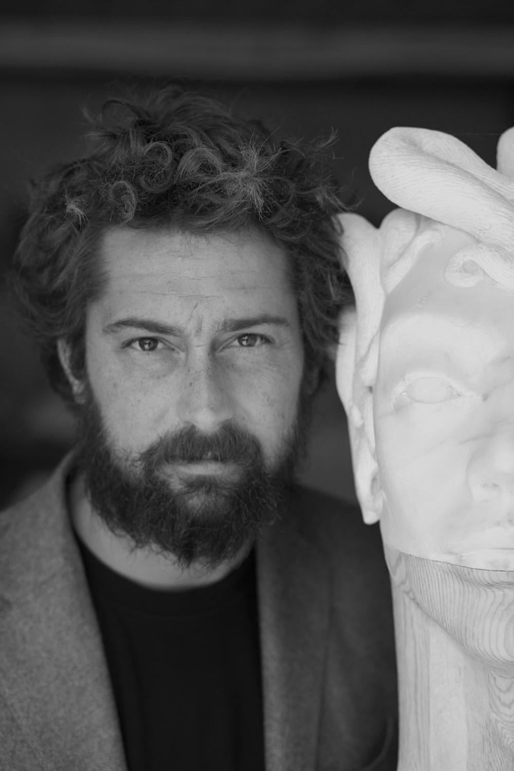 Bacio (Kiss) – handgeschnitzte zeitgenössische figurative italienische Skulptur aus Rosenmarmor im Angebot 13