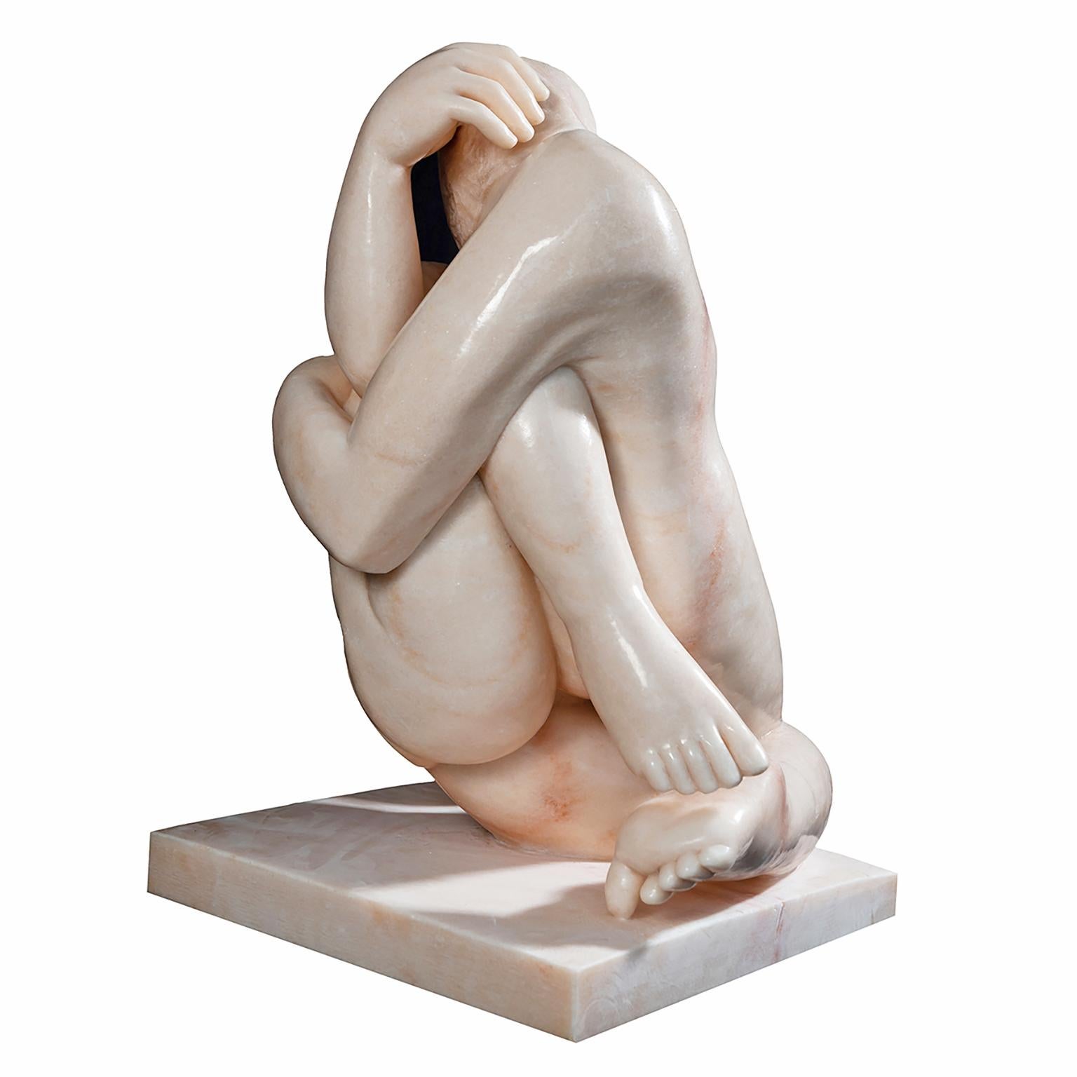 Bacio (Kiss) – handgeschnitzte zeitgenössische figurative italienische Skulptur aus Rosenmarmor (Beige), Figurative Sculpture, von Lorenzo Vignoli