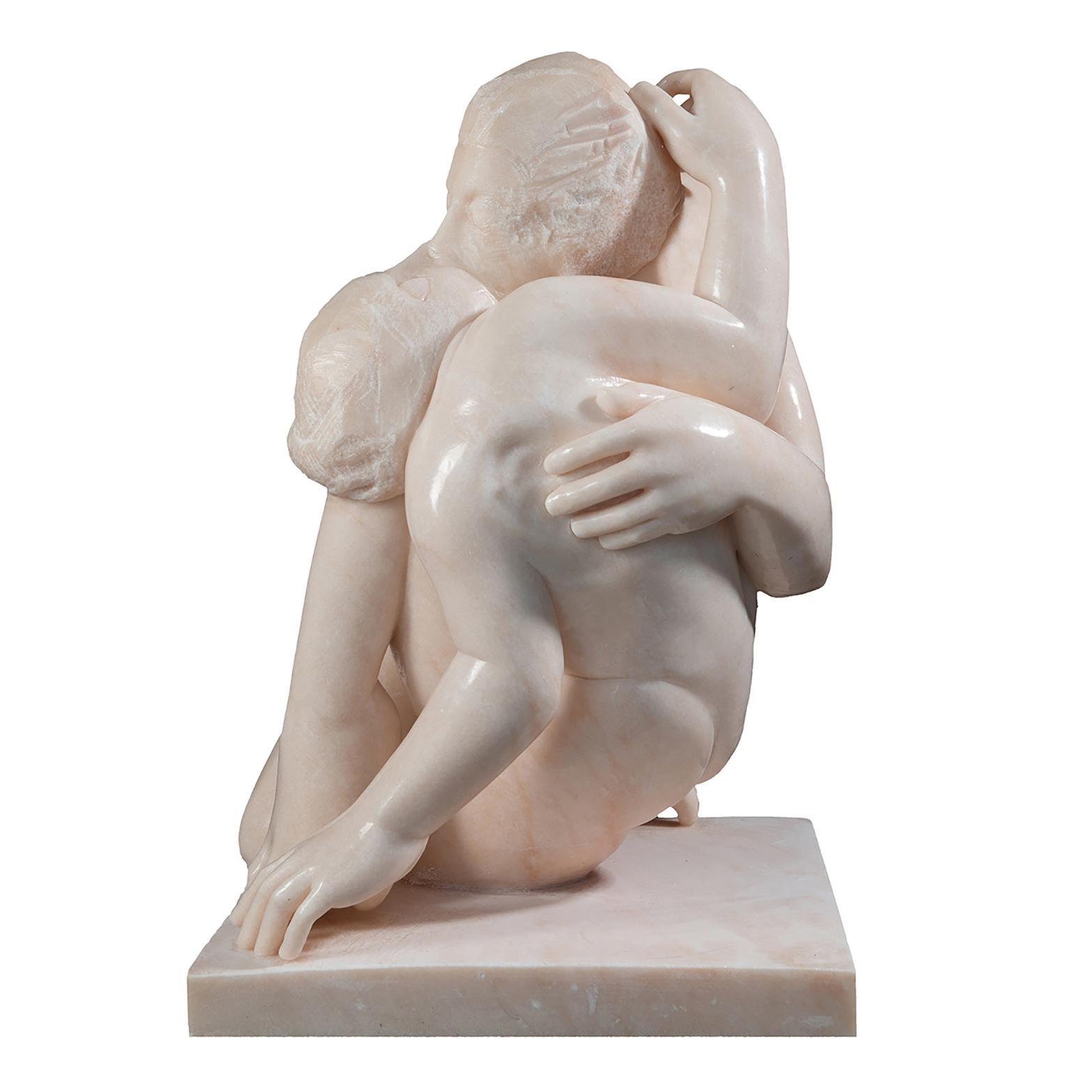 Bacio (Kiss) - hand carved Italian contemporary figurative rose marble sculpture For Sale 1