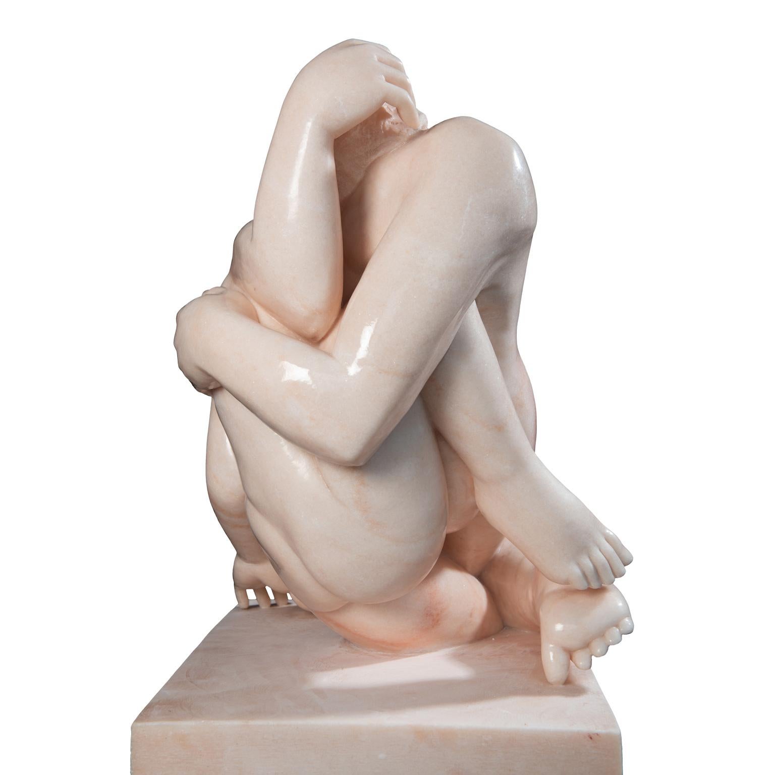Bacio (Kiss) – handgeschnitzte zeitgenössische figurative italienische Skulptur aus Rosenmarmor
