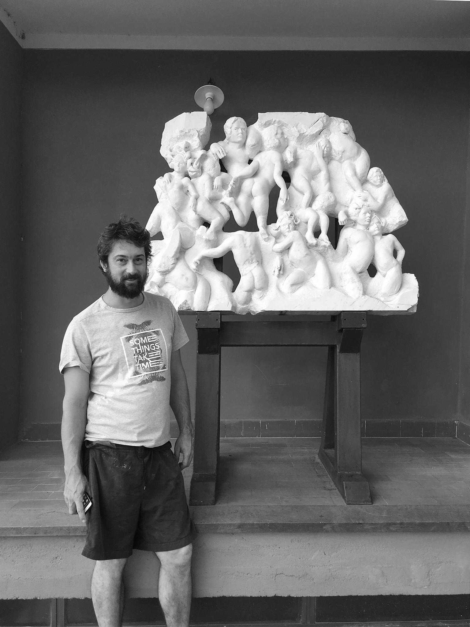 Danza ( Tanz) - handgeschnitzte figurative Fries-Reliefskulptur aus Carrara-Marmor im Angebot 2