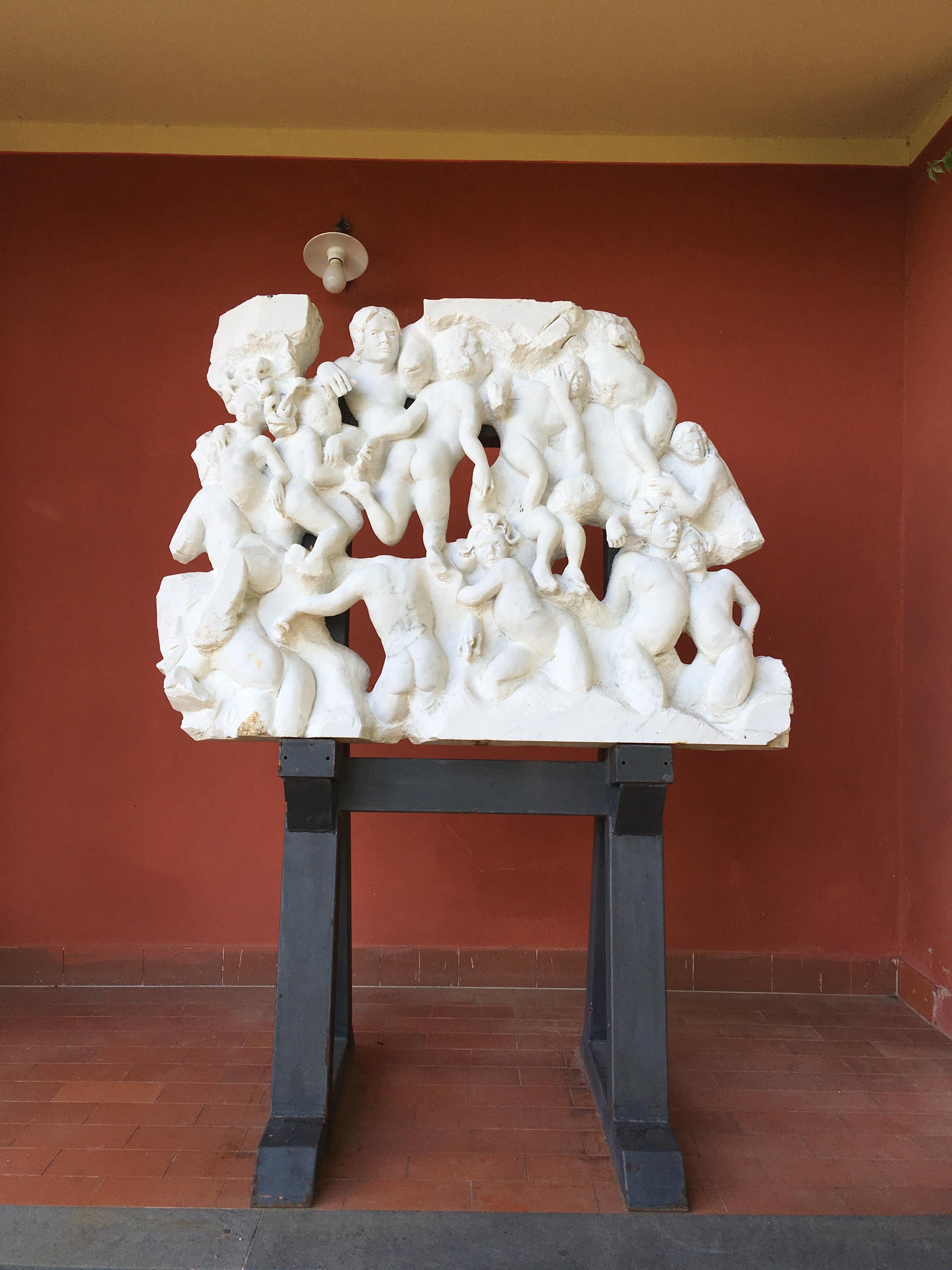 Danza ( Tanz) - handgeschnitzte figurative Fries-Reliefskulptur aus Carrara-Marmor im Angebot 3
