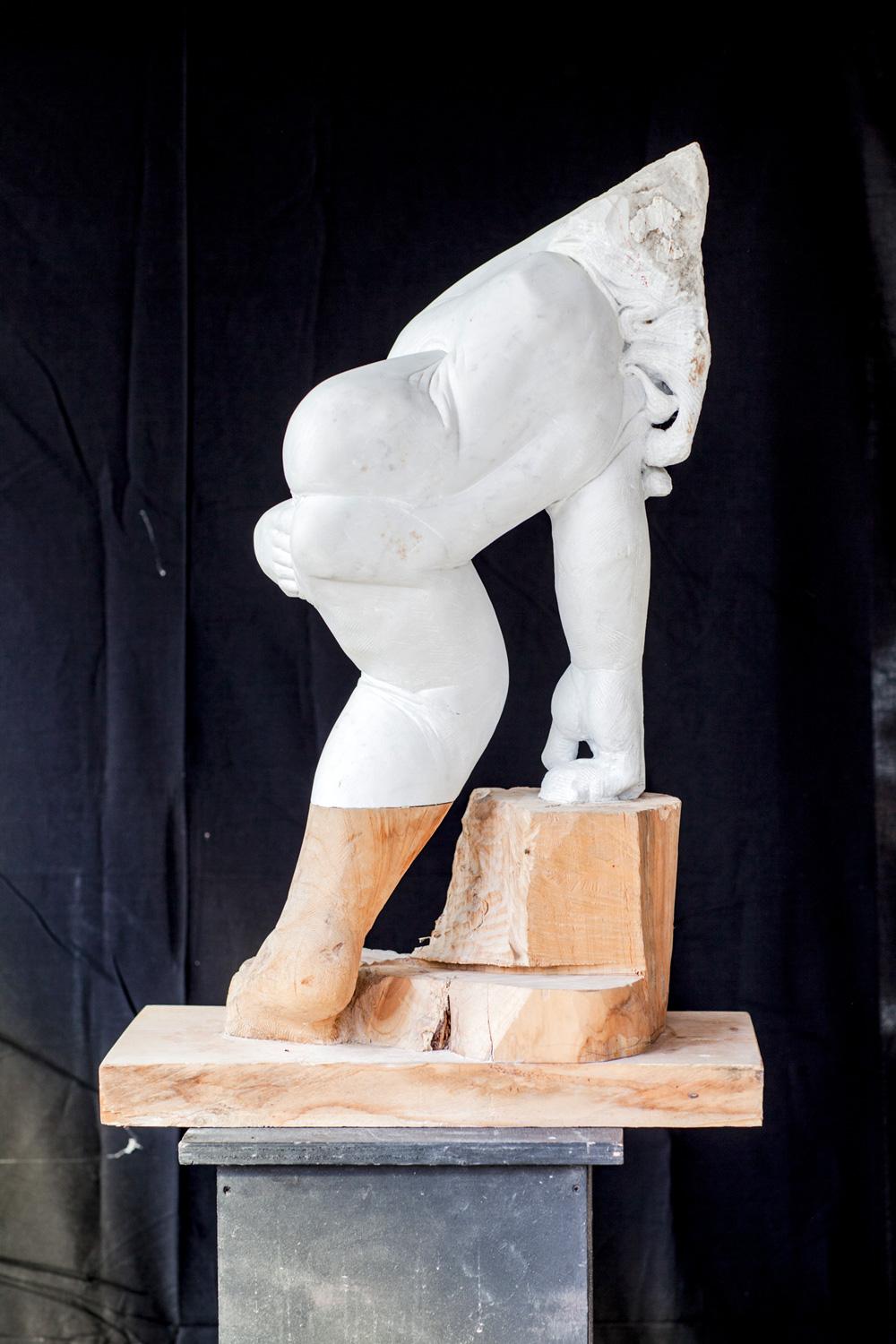 Donna - handgeschnitzte Skulptur aus italienischem Carrara-Marmor und Eichenholz ( 30 