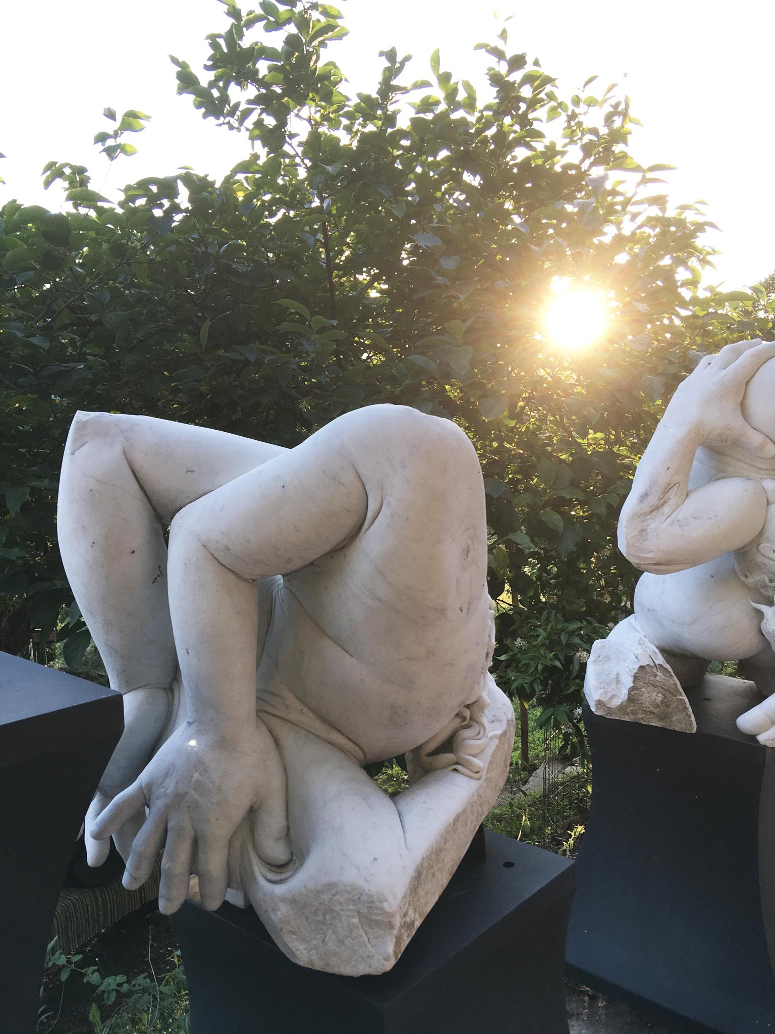 Embrione, sculpture abstraite figurative nue en marbre de Carrare blanc, sculptée à la main en vente 7