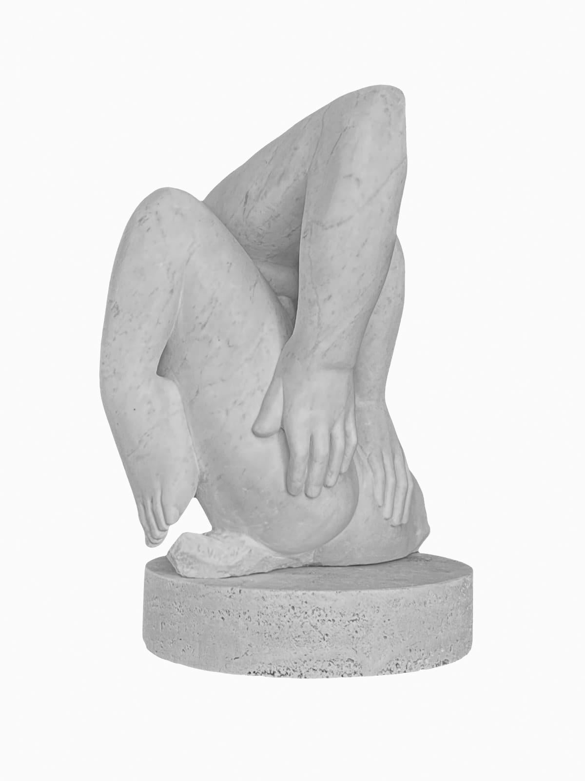 Embrione II - escultura figurativa contemporánea de mármol italiano tallada a mano - Abstract Sculpture Gris de Lorenzo Vignoli