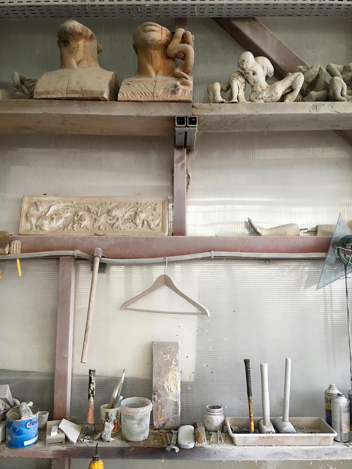 Medusa - scultura statuaria in marmo di Carrara e legno di tiglio italiano scolpita a mano in vendita 11