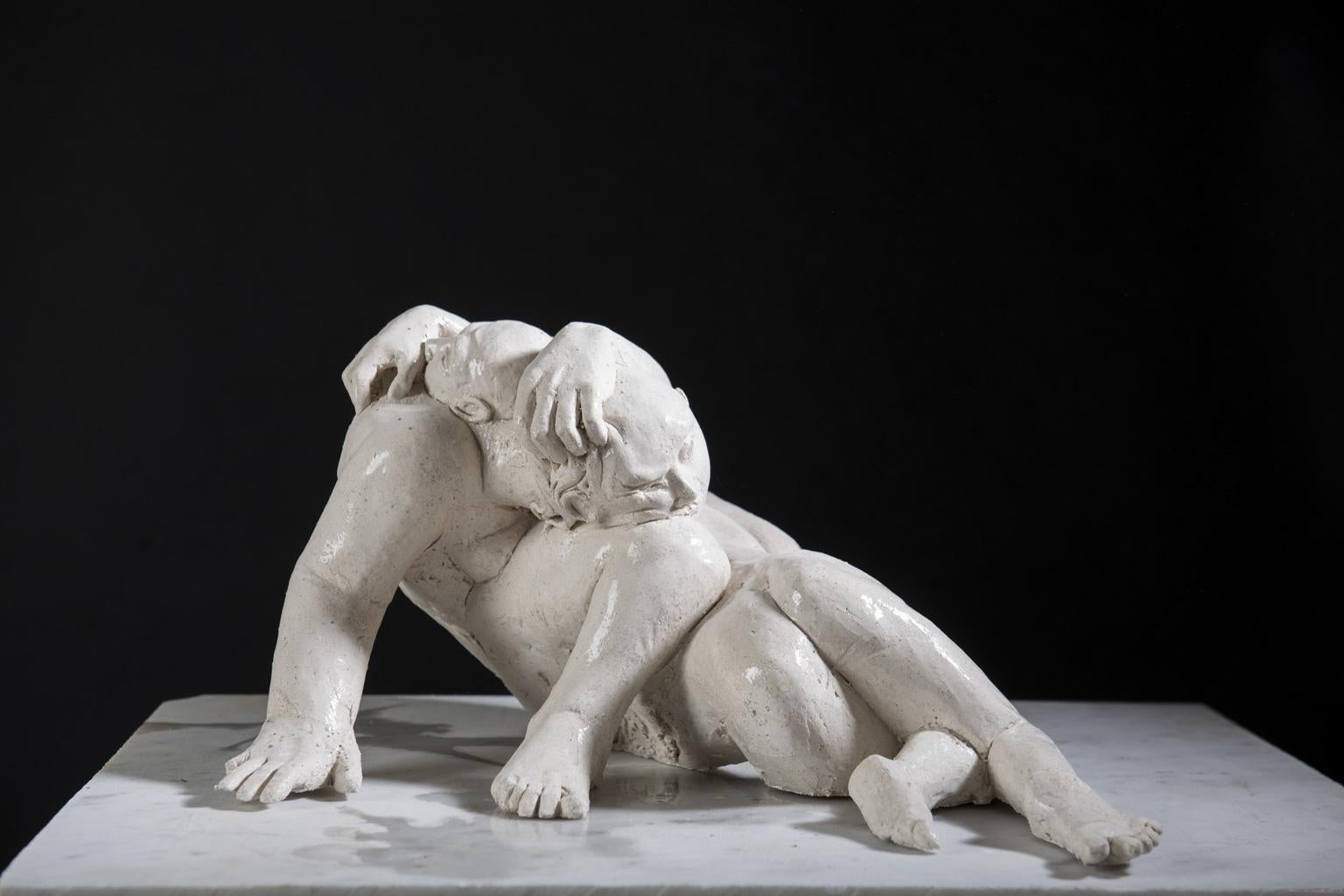 Pieta II – zeitgenössische Interpretation der ikonischen Tischskulptur der Pieta  (Grau), Nude Sculpture, von Lorenzo Vignoli
