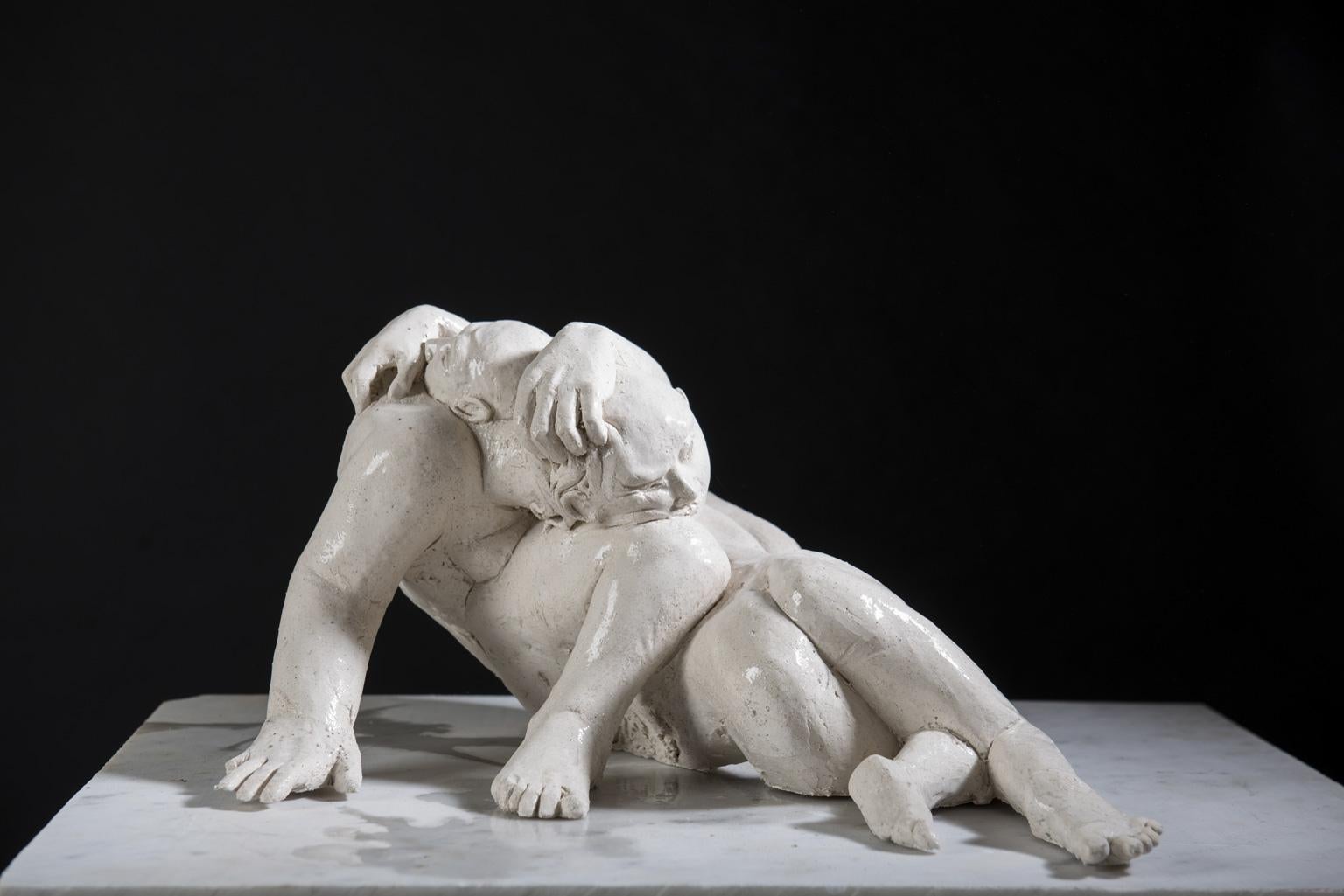 Piedad II - interpretación contemporánea de la icónica escultura de sobremesa Abrazo - Nude Sculpture Gris de Lorenzo Vignoli