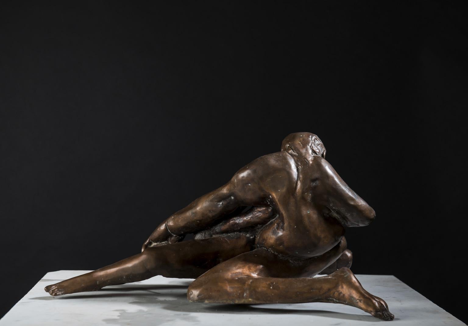 Pieta III – zeitgenössische figurative Bronzeskulptur einer Tischplatte (Gold), Nude Sculpture, von Lorenzo Vignoli