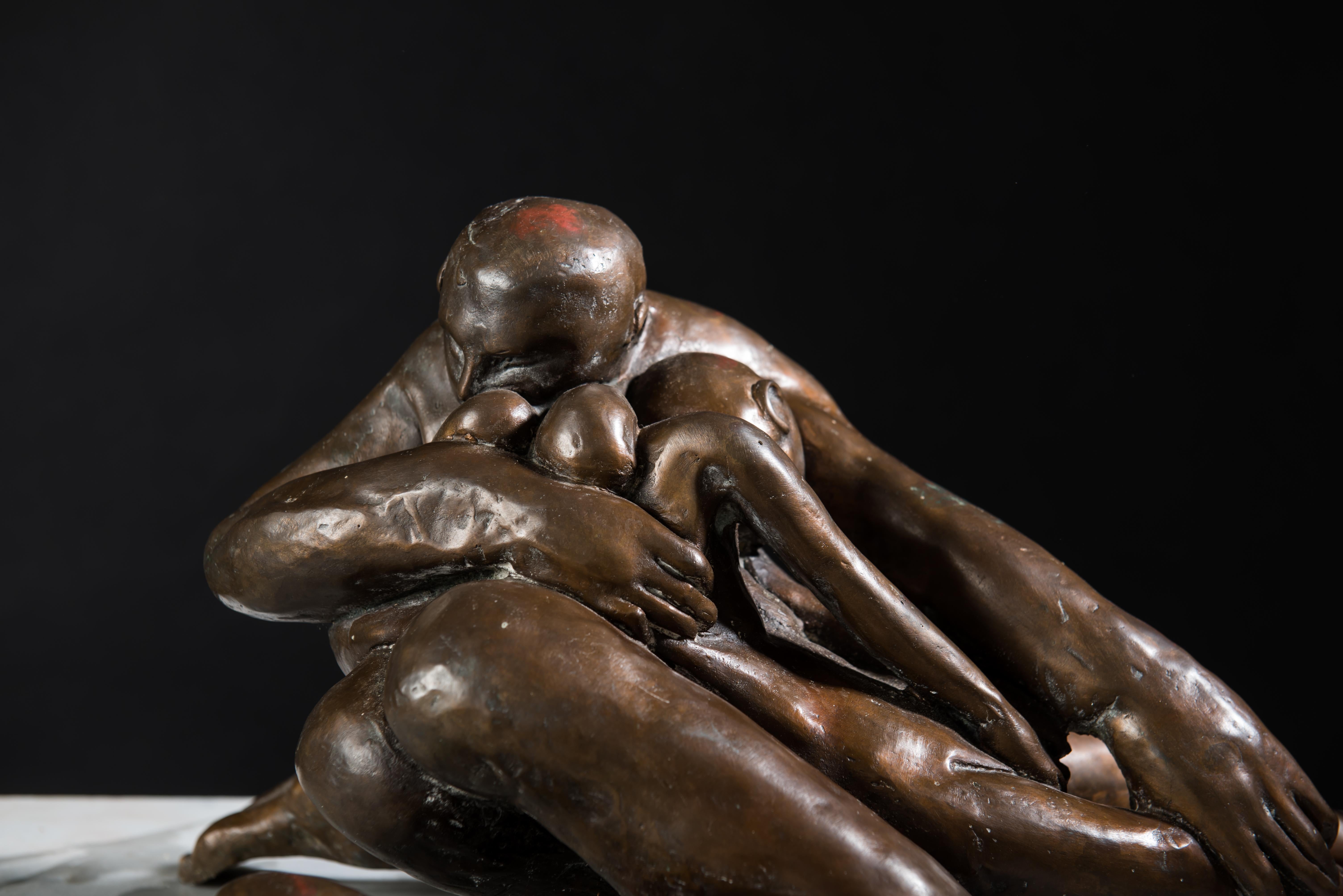 PIETA III von Lorenzo Vignoli 
zeitgenössische Bronzeskulptur des italienischen Bildhauers Lorenzo Vignoli aus Carrara, Italien

Abmessungen der Skulptur: 
20in W x 14inch H x 9inch D
52cm B x 35cm H x 23cm T
33lb / 15kg

Lorenzo Vignoli studierte