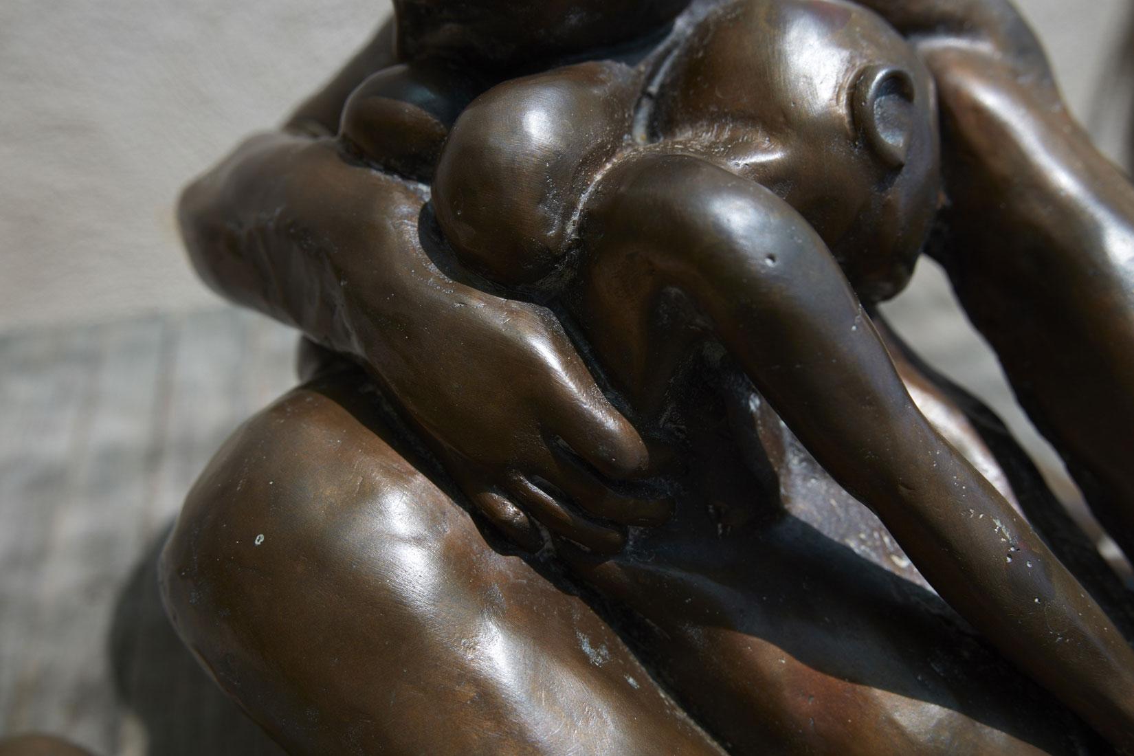 Piedad III - escultura figurativa contemporánea de sobremesa en bronce en venta 3