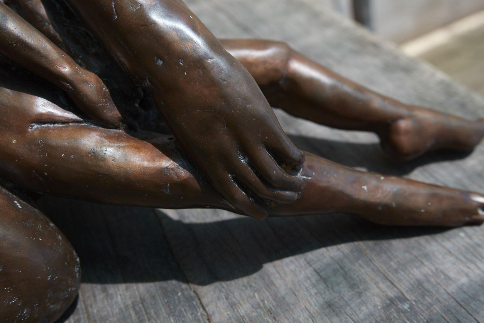 Piedad III - escultura figurativa contemporánea de sobremesa en bronce en venta 5