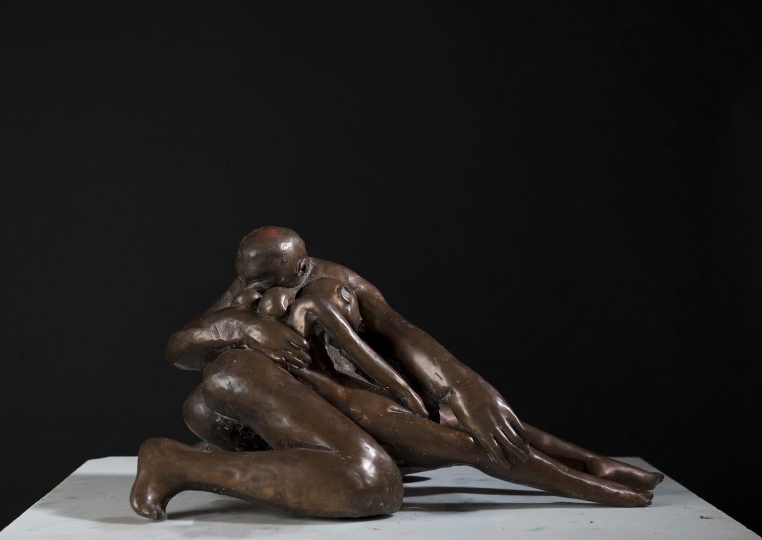 Pieta III – zeitgenössische figurative Bronzeskulptur einer Tischplatte – Sculpture von Lorenzo Vignoli