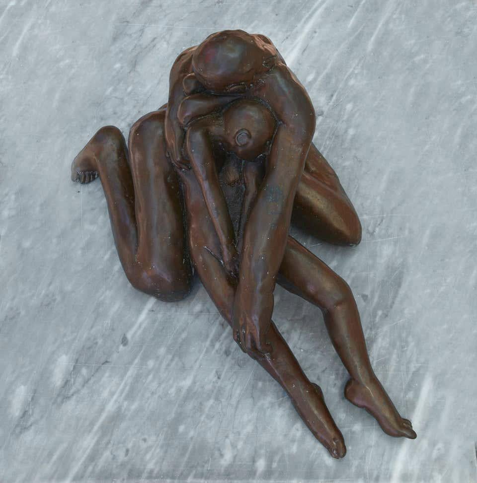 Lorenzo Vignoli Nude Sculpture – Pieta III – zeitgenössische figurative Bronzeskulptur einer Tischplatte