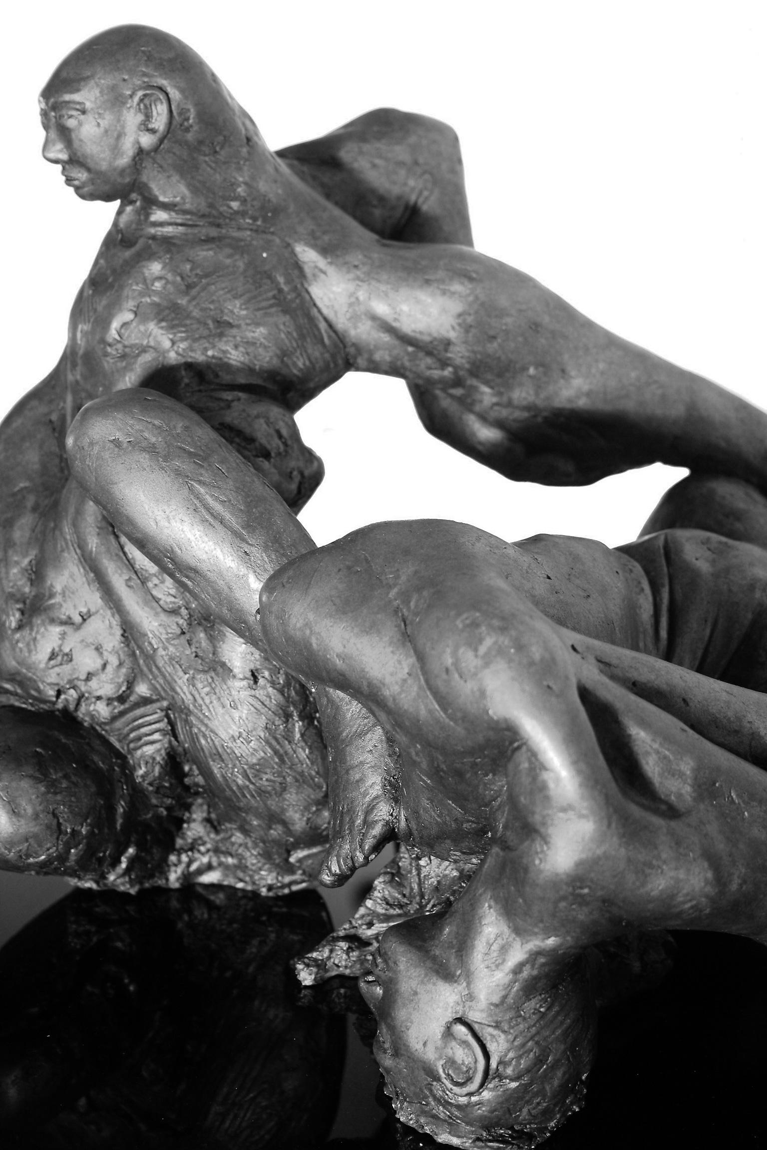Relazioni Amore II - contemporary Italian figurative tabletop bronze sculpture For Sale 3