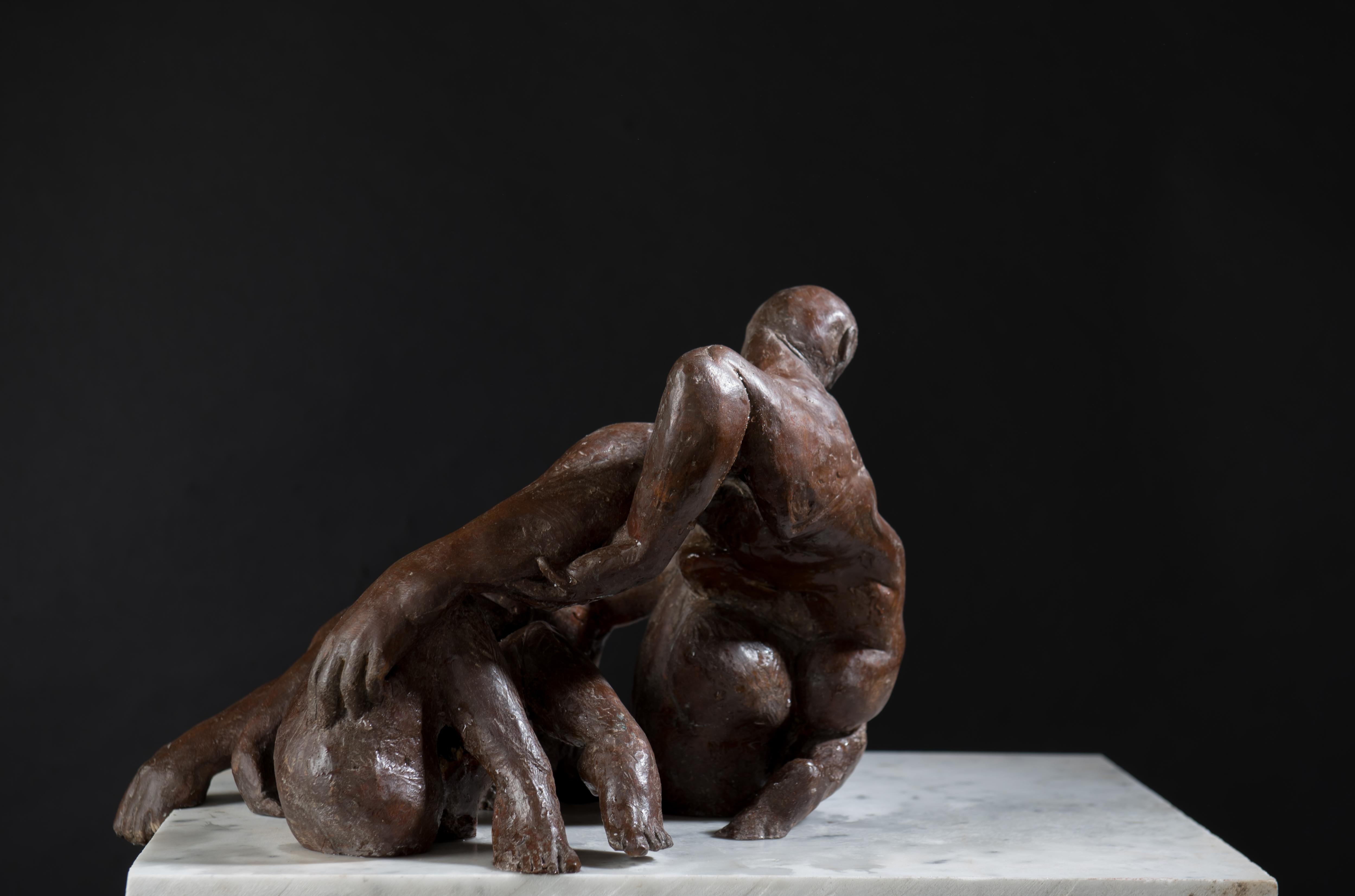 Relazioni Amore II - contemporary Italian figurative tabletop bronze sculpture - Contemporary Sculpture by Lorenzo Vignoli