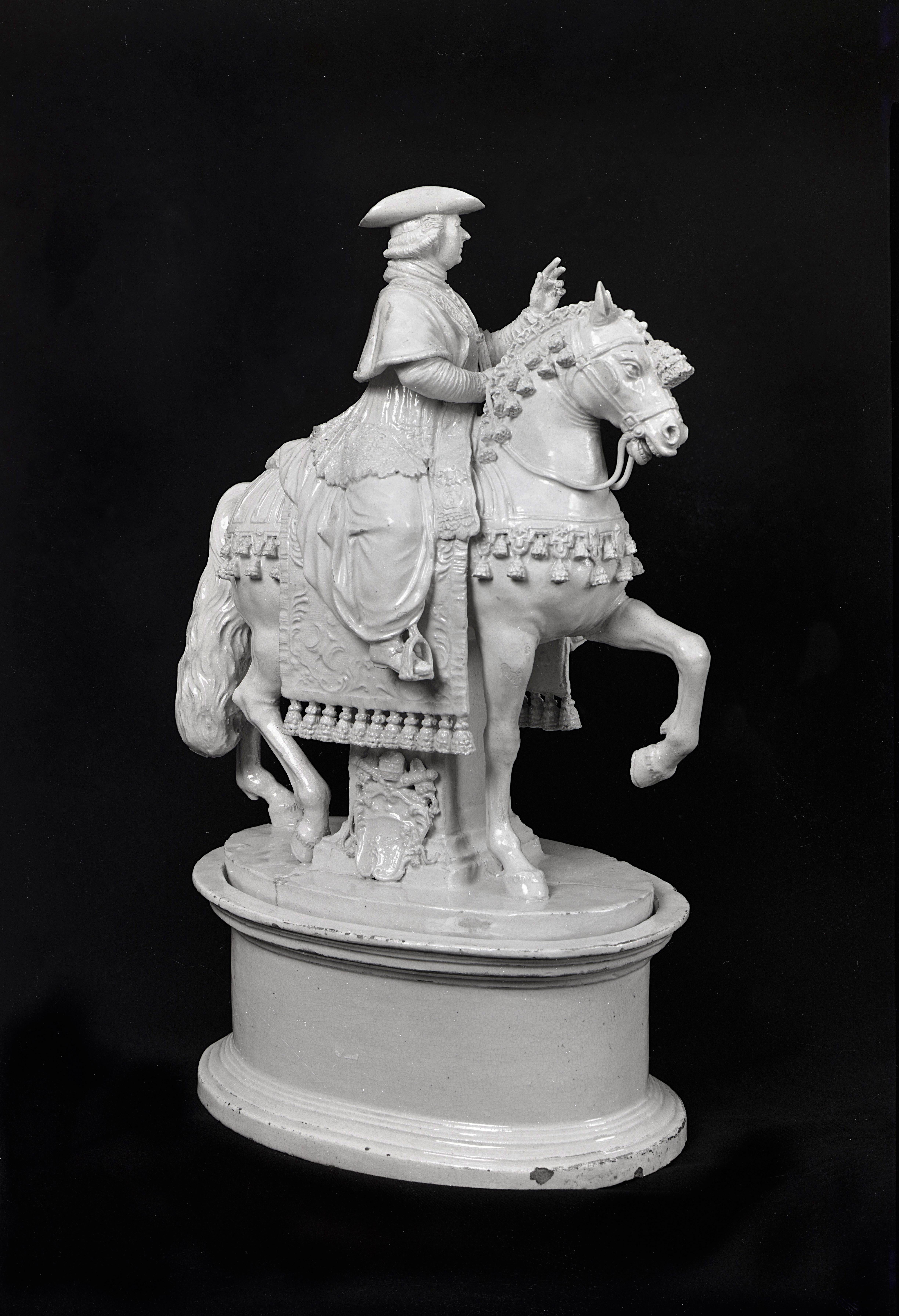 Pío VI bendiciendo a caballo durante la Cabalgata por la Posesión - Sculpture de Lorenzo Weber