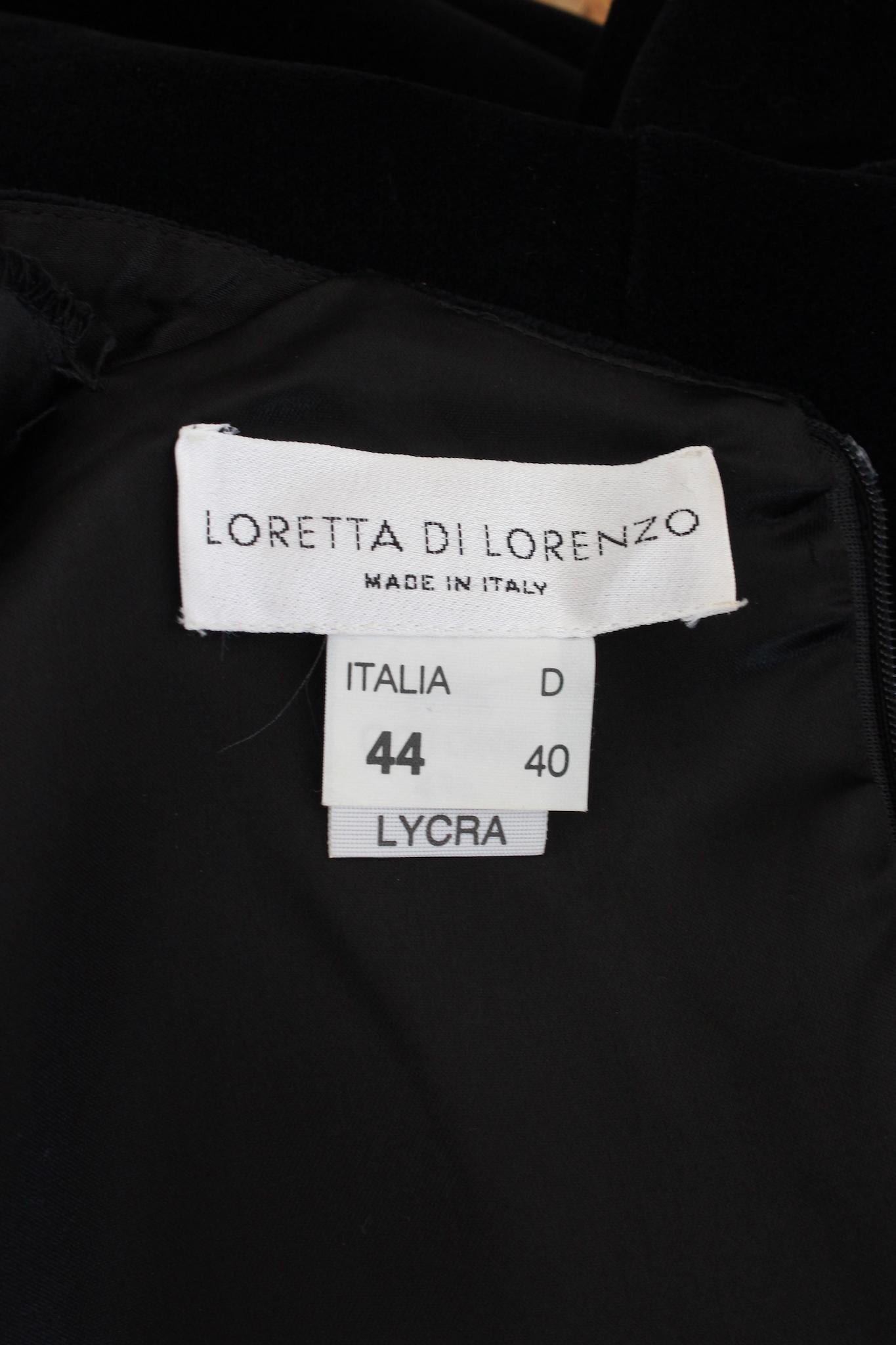 Loretta di Lorenzo vintage 80s evening dress. Black velvet sheath dress, crochet details on the sweetheart neckline. Bow on the chest, sleeves with shoulder pads, zip closure on the back. 96% cotton, 4% lycra fabric. Made in Italy.

Size: 44 It 10