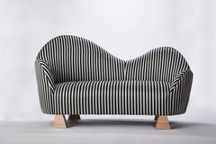 Settee Lorette, Settee in seta a righe e Wood naturale di Christian Siriano
