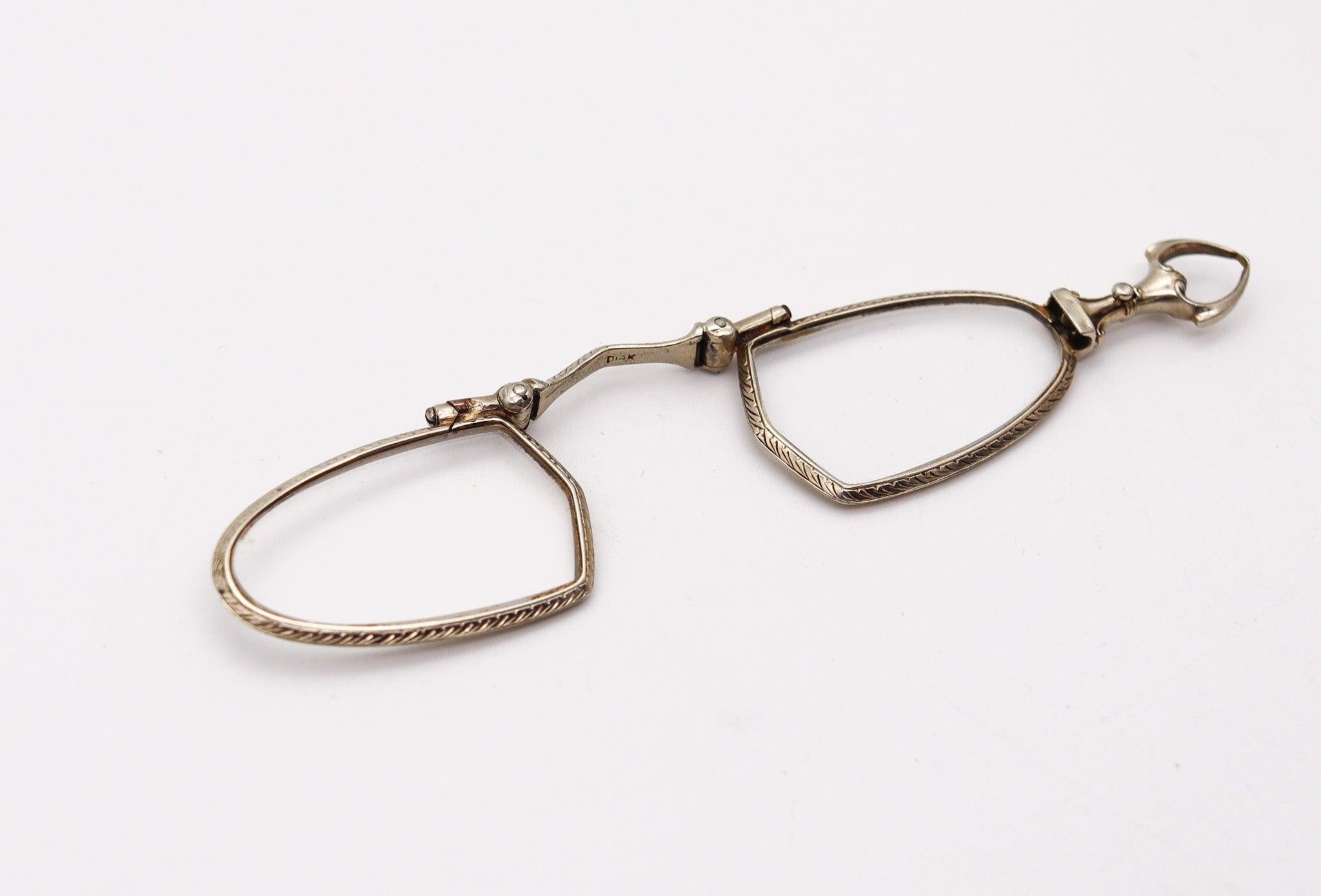 Un ciondolo a forma di lorgnette pieghevole in stile Art Déco.

Si tratta di una bellissima lorgnette da opera pieghevole, creata in America durante il periodo dell'art déco, negli anni '20. La lorgnetta è realizzata in oro bianco massiccio a 14